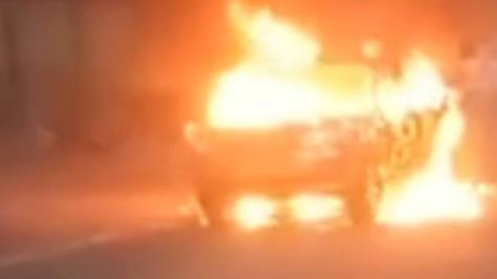 В Днепре из-за взрывов горит автомобиль с людьми и будут перебои с водой (обновление по поводу жертв)