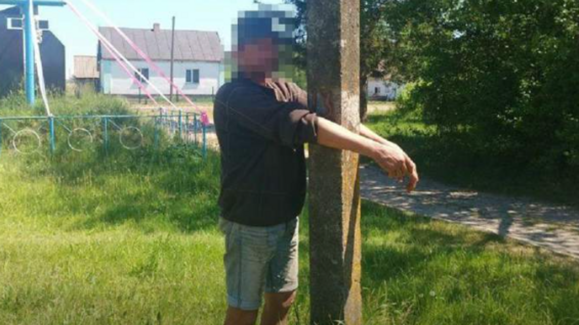 В Ровенской области мужчину осудили за примотанного к столбу 'мародера' (фото)