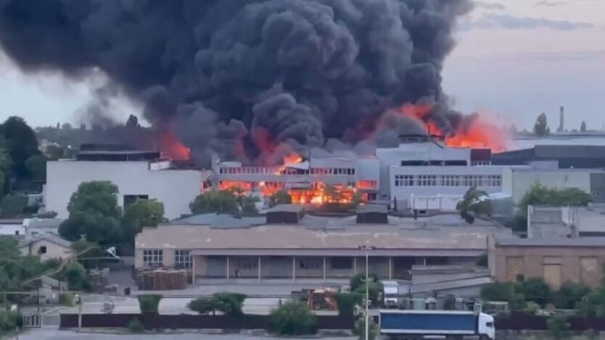 Россияне ударили по Одессе – масштабный пожар на складе тушили почти 6 часов
