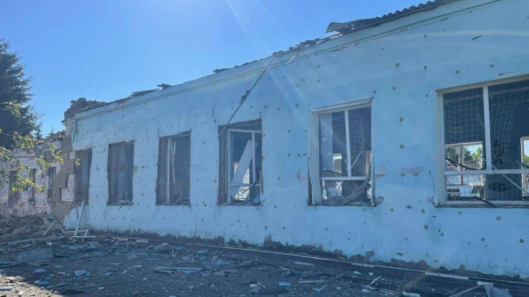 зруйнована будівля суми