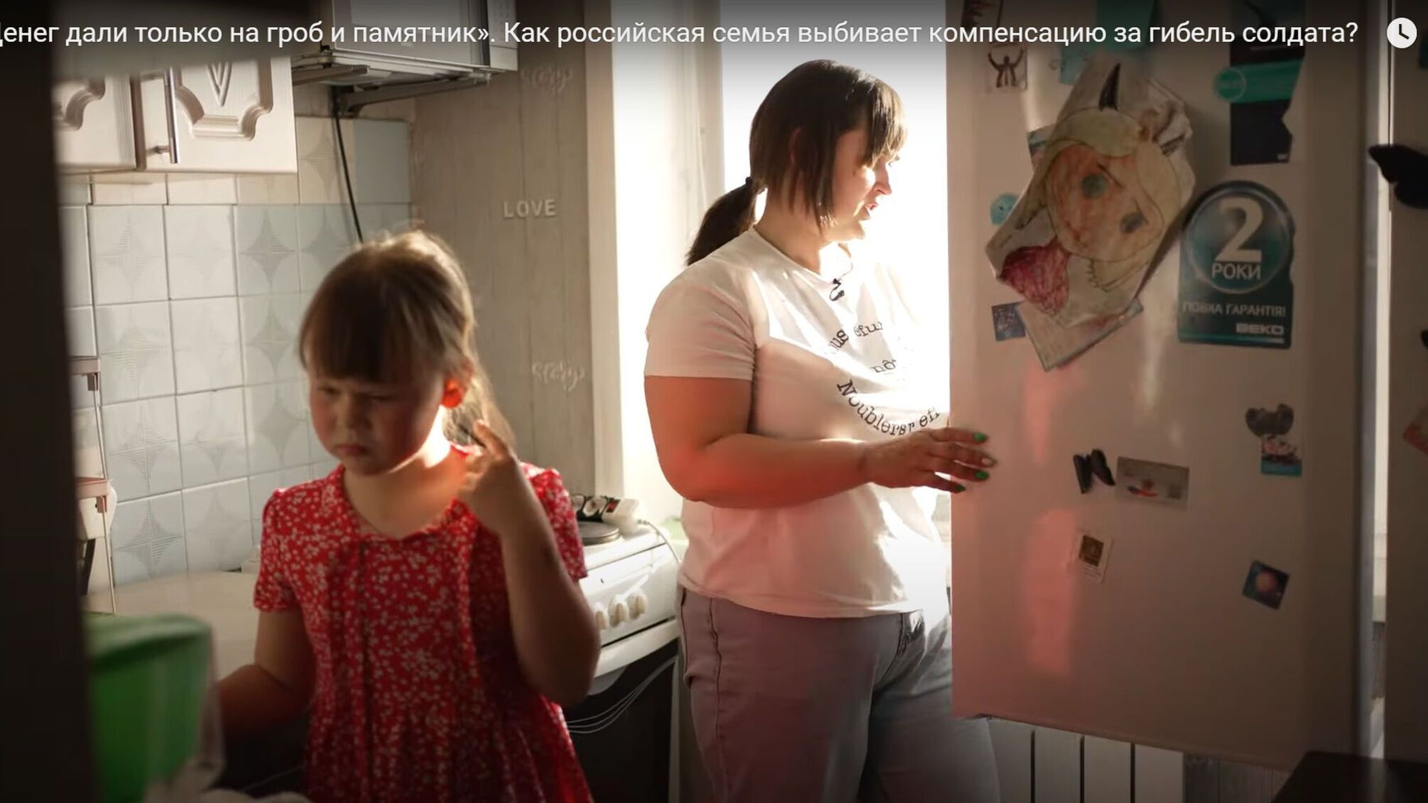 На фоне украденного в Украине холодильника: жена убитого оккупанта пожаловалась на невыплату компенсации (видео)