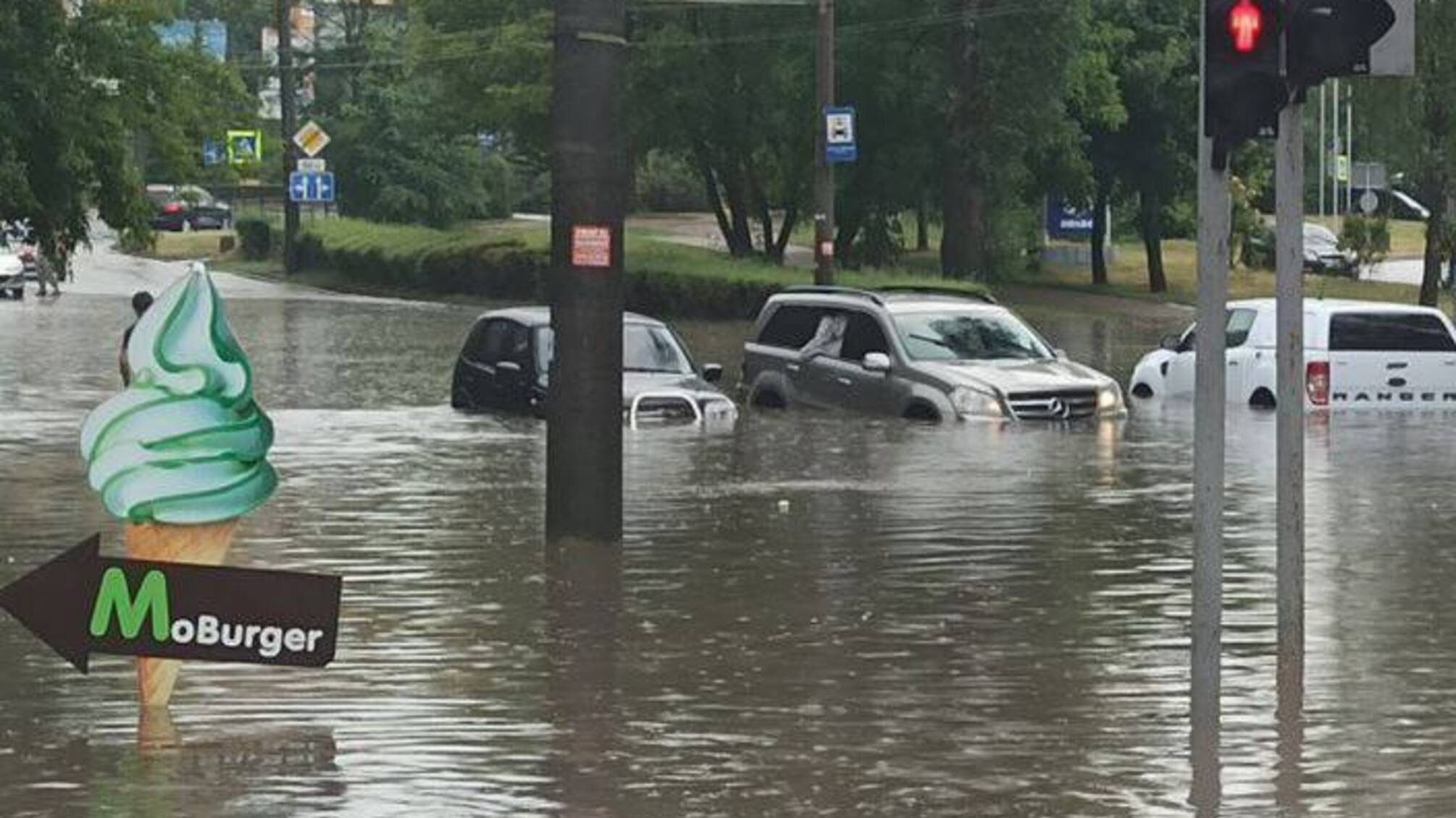 В Тернополе потоп после ливня - авто 'плавают', как лодки: фото