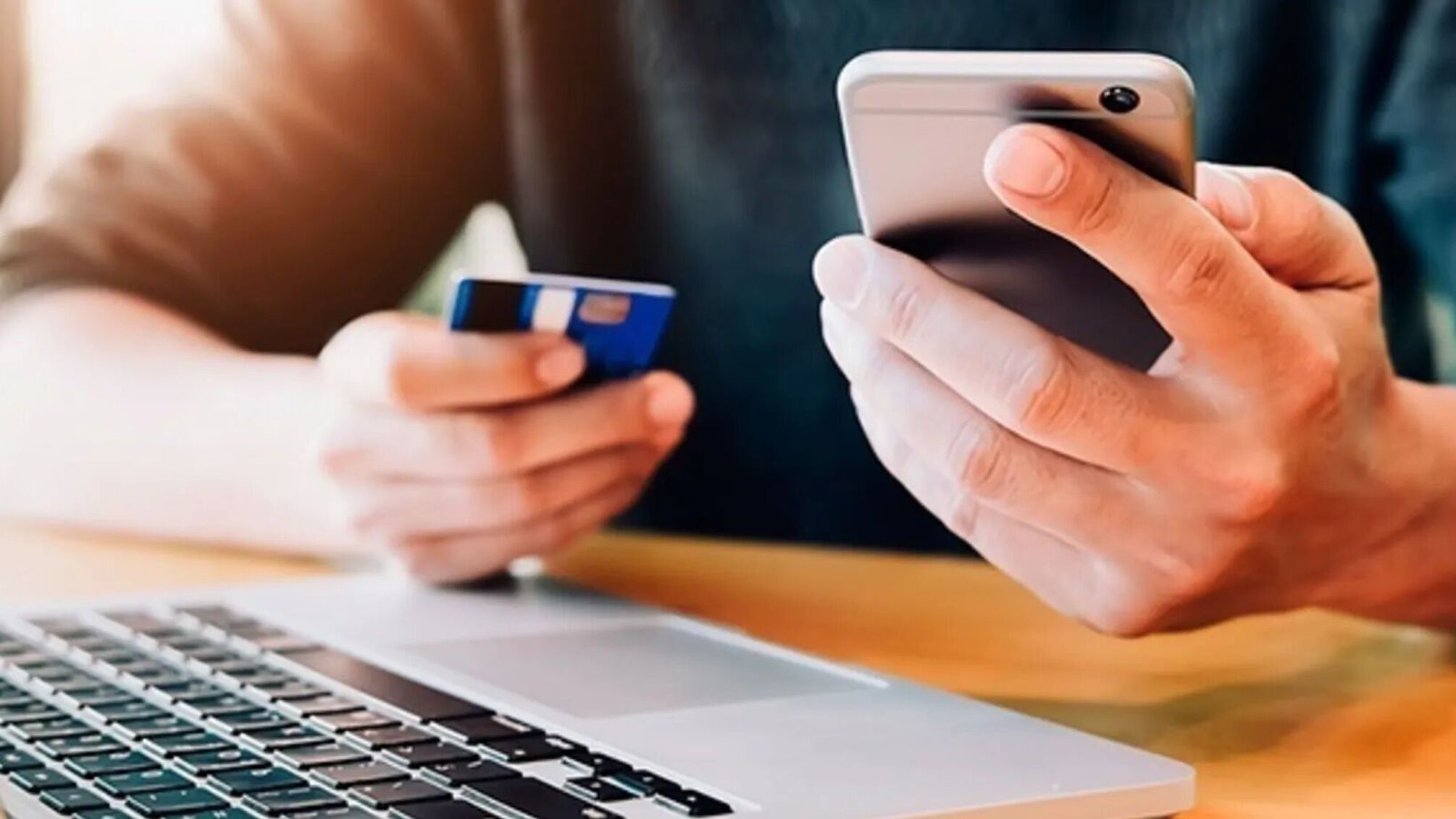 руки ноут телефон