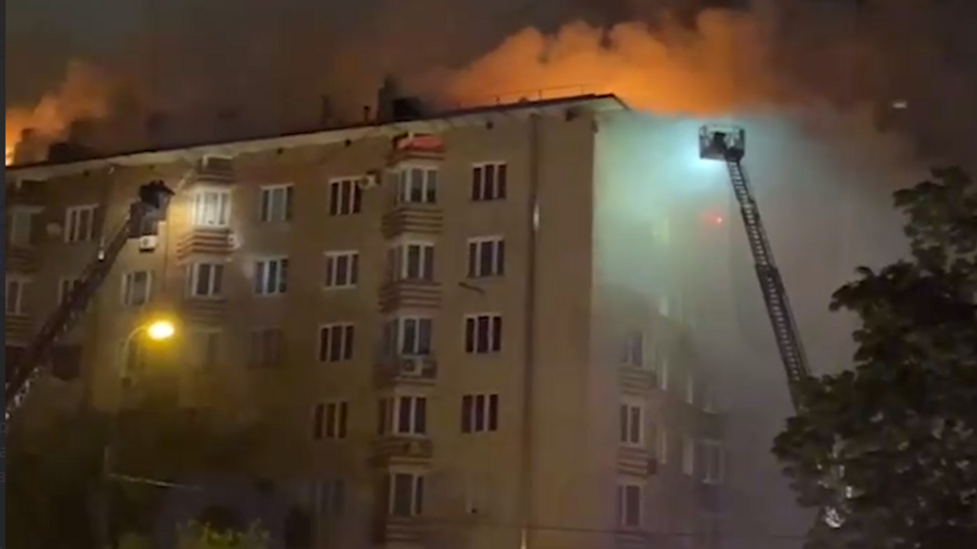 У Москві сталася масштабна пожежа в багатоквартирному будинку: до гасіння залучили гелікоптер (відео)