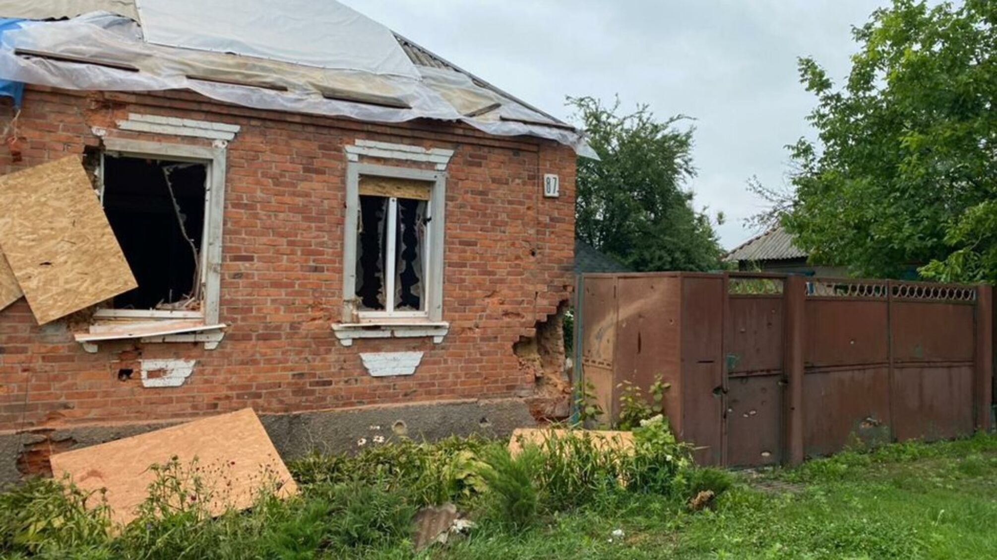 На Харківщині армія рф обстрілювала населений пункт з артилерії та гелікоптера: загинула жінка