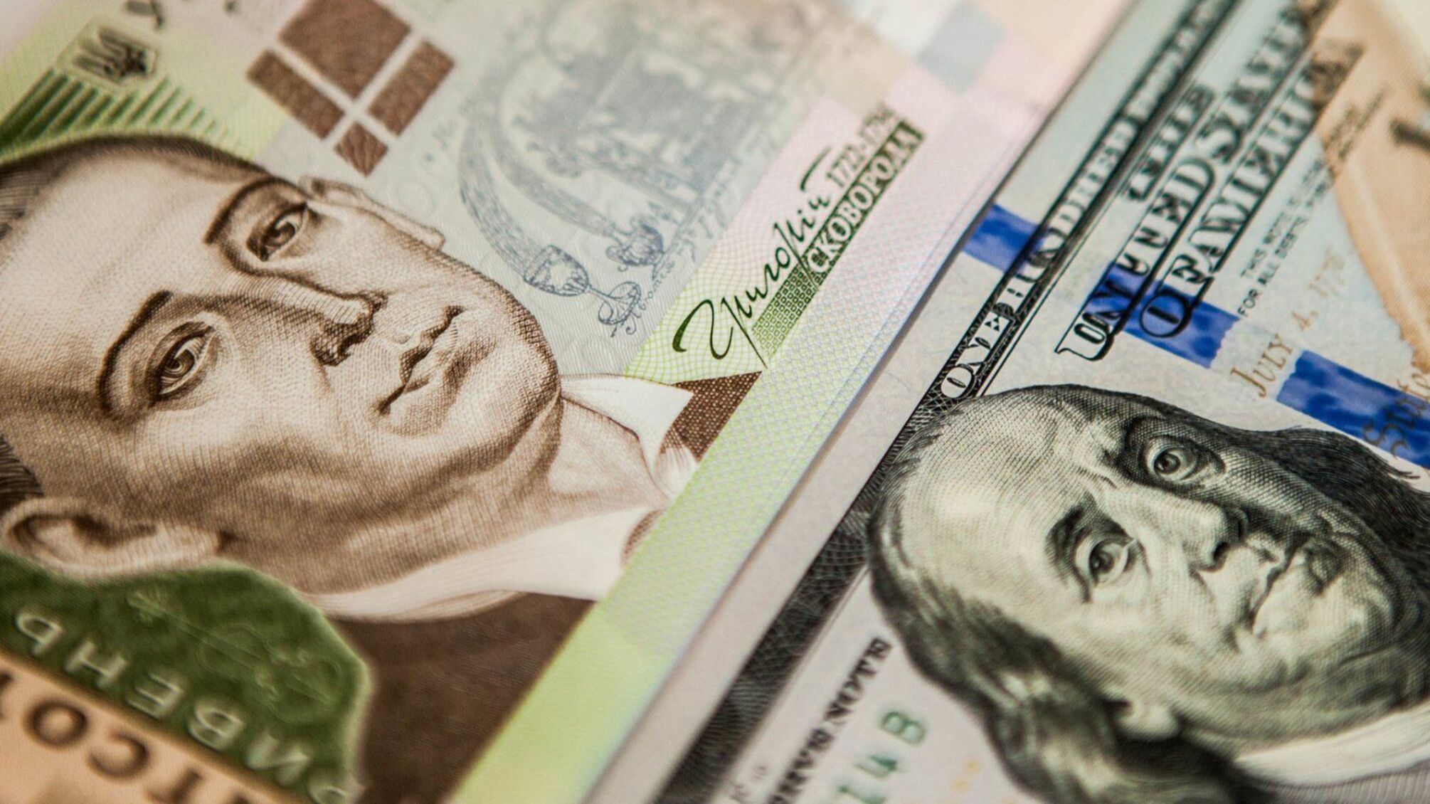 В Украине упали цены на доллар и евро