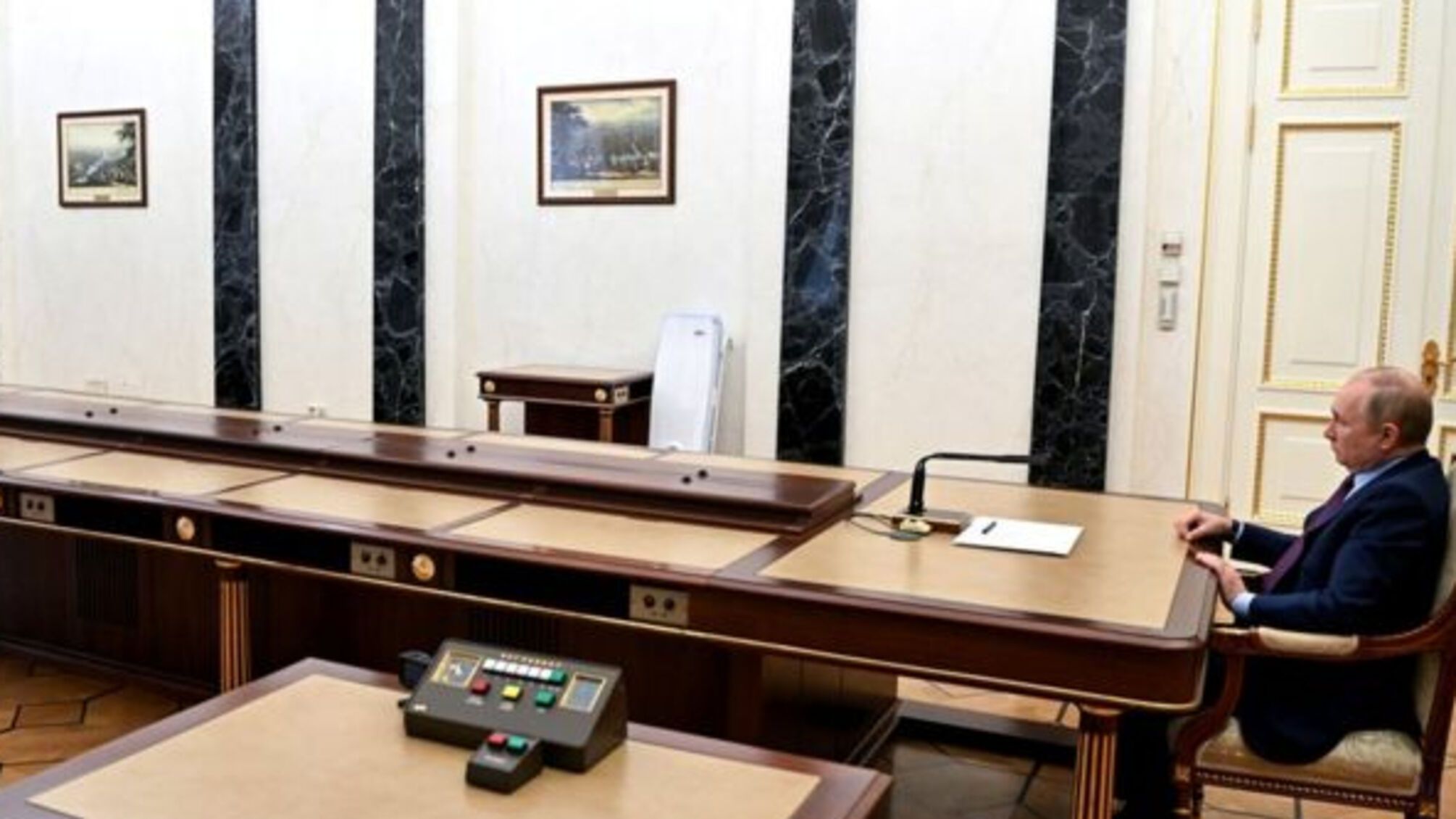 путин за пустым столом