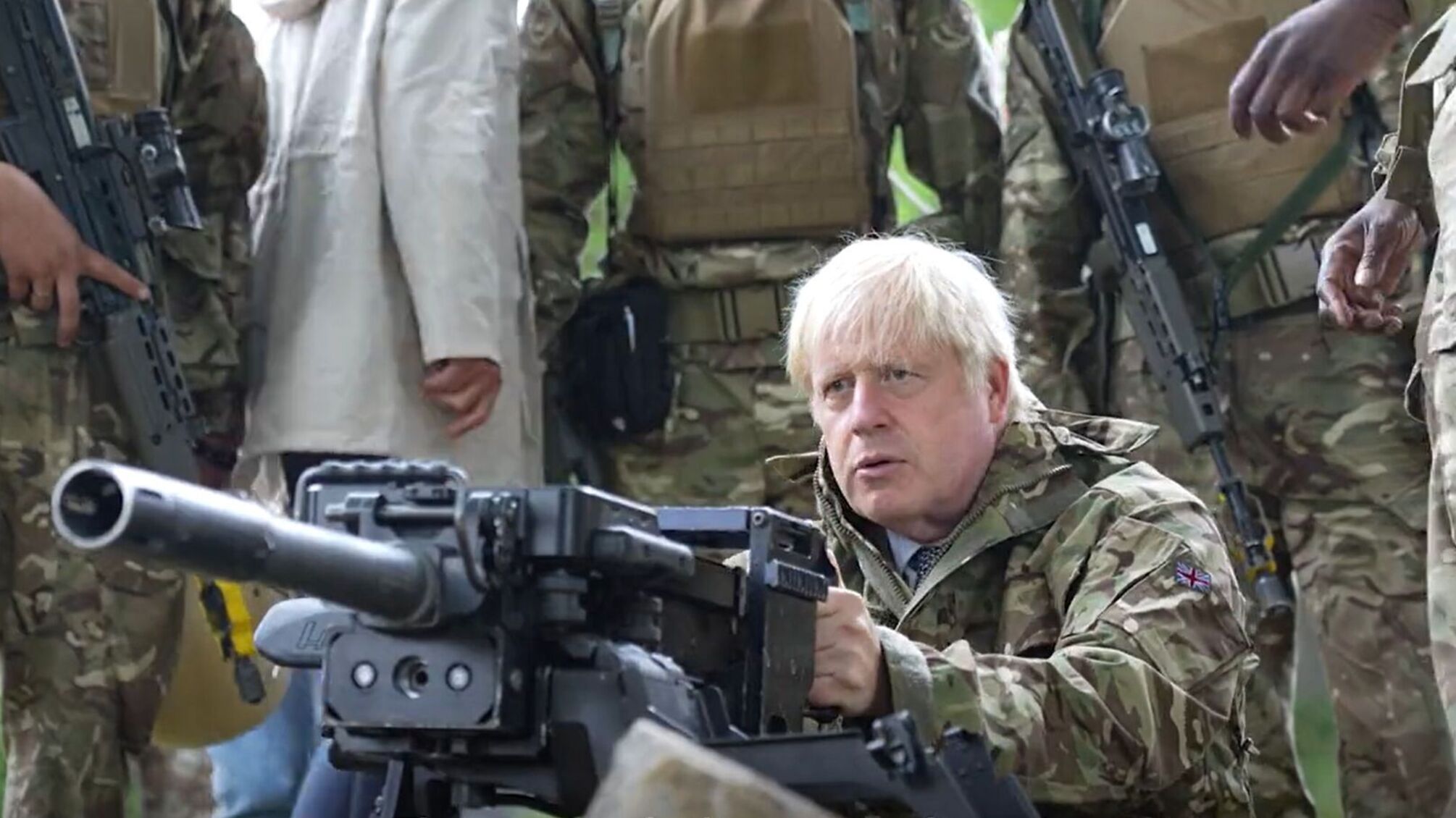 Борис Джонсон на обучении с украинскими военными