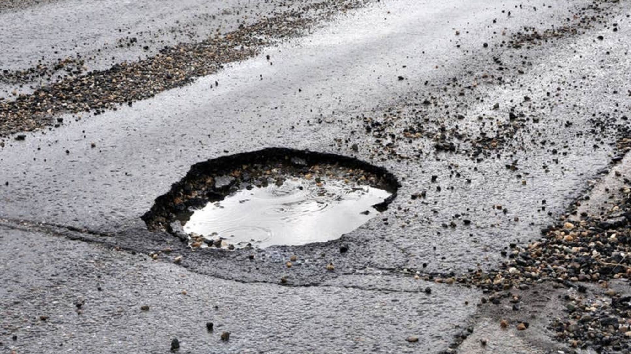 яма на дорозі