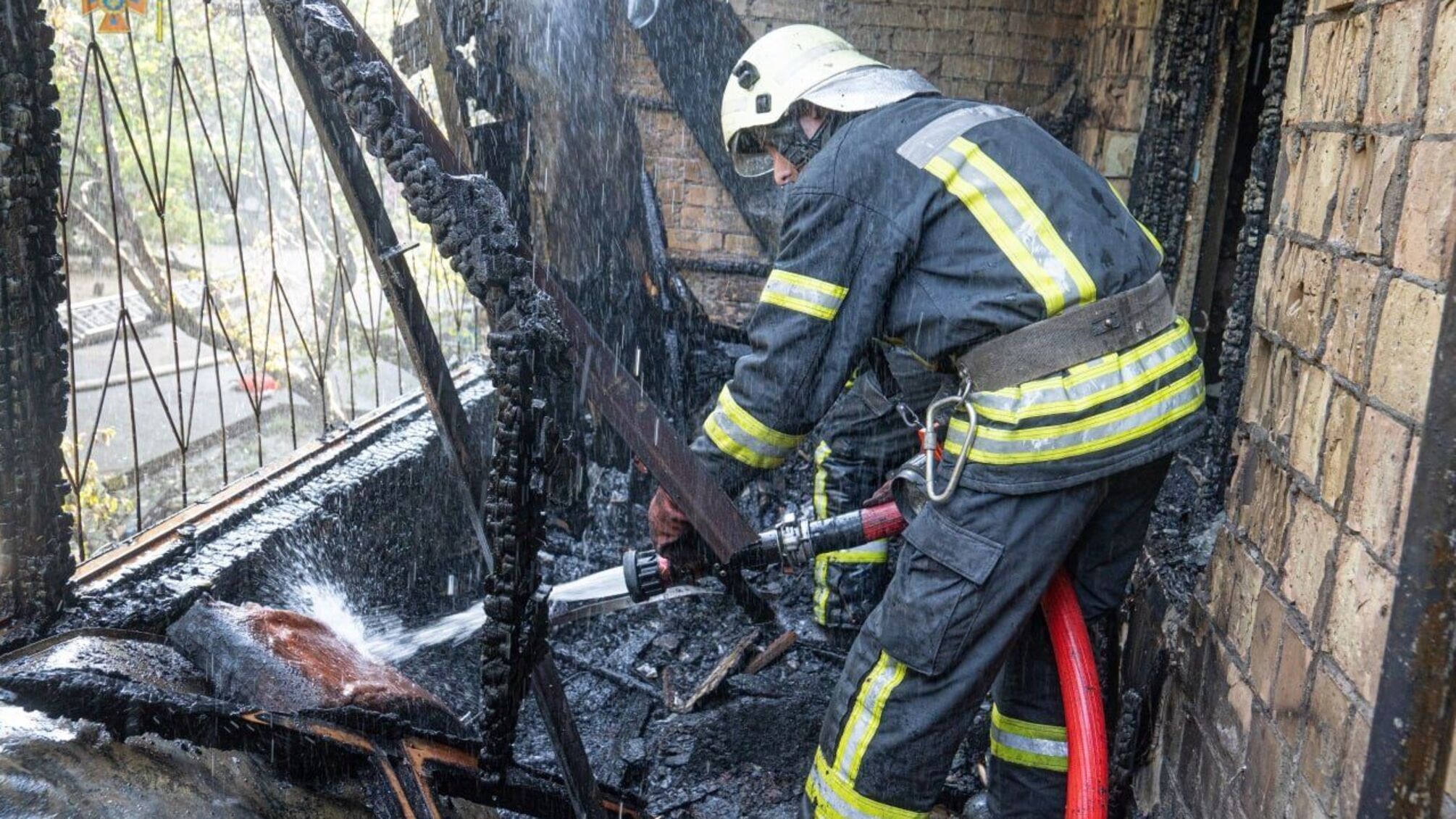 Рятували людей через вікна: у Києві сталася пожежа у багатоповерхівці (фото)