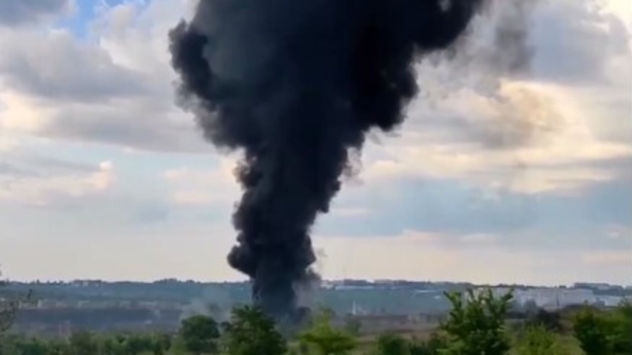 Взрывы и масштабный пожар в Донецкой области