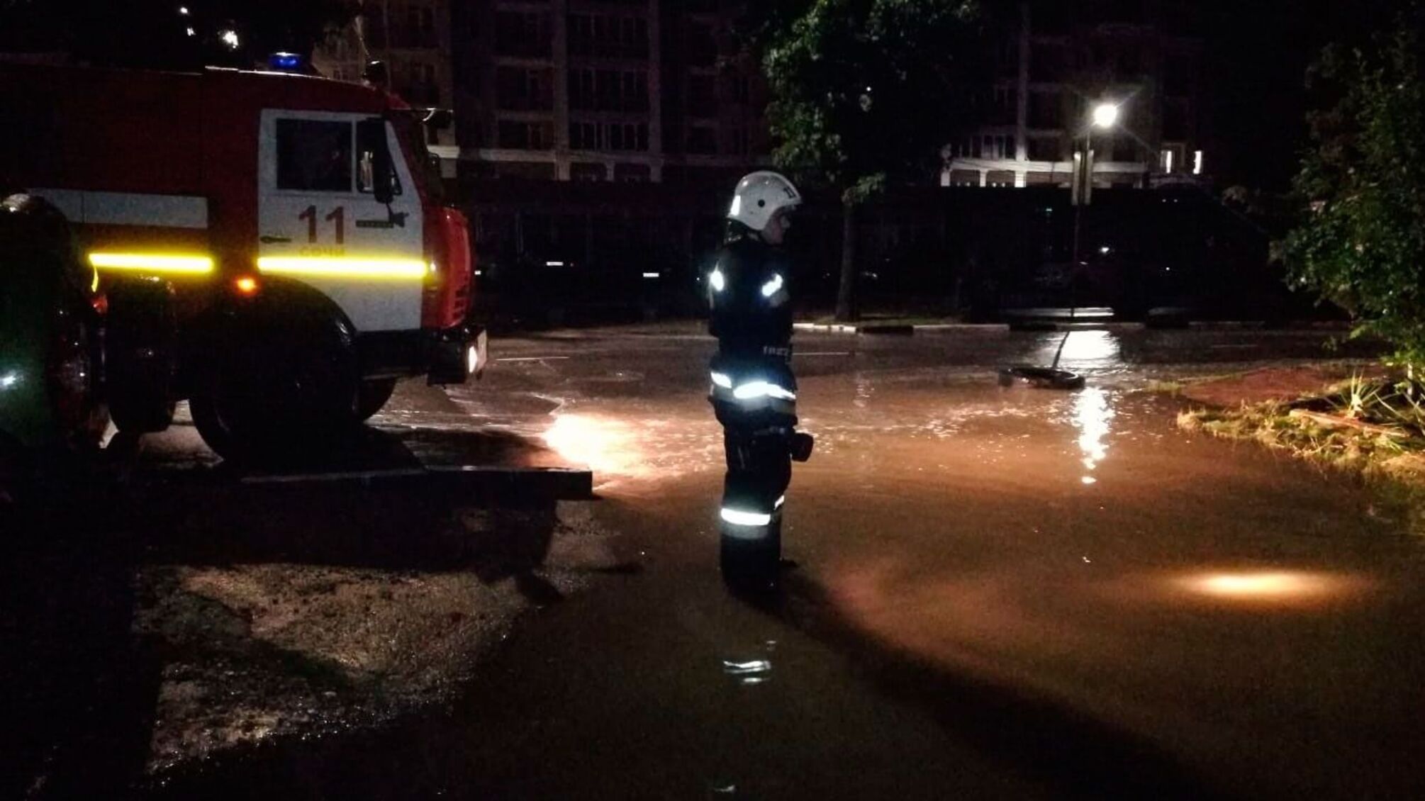 Масштабный потоп в российском Сочи: машины сносило десятками, есть погибшая (видео)