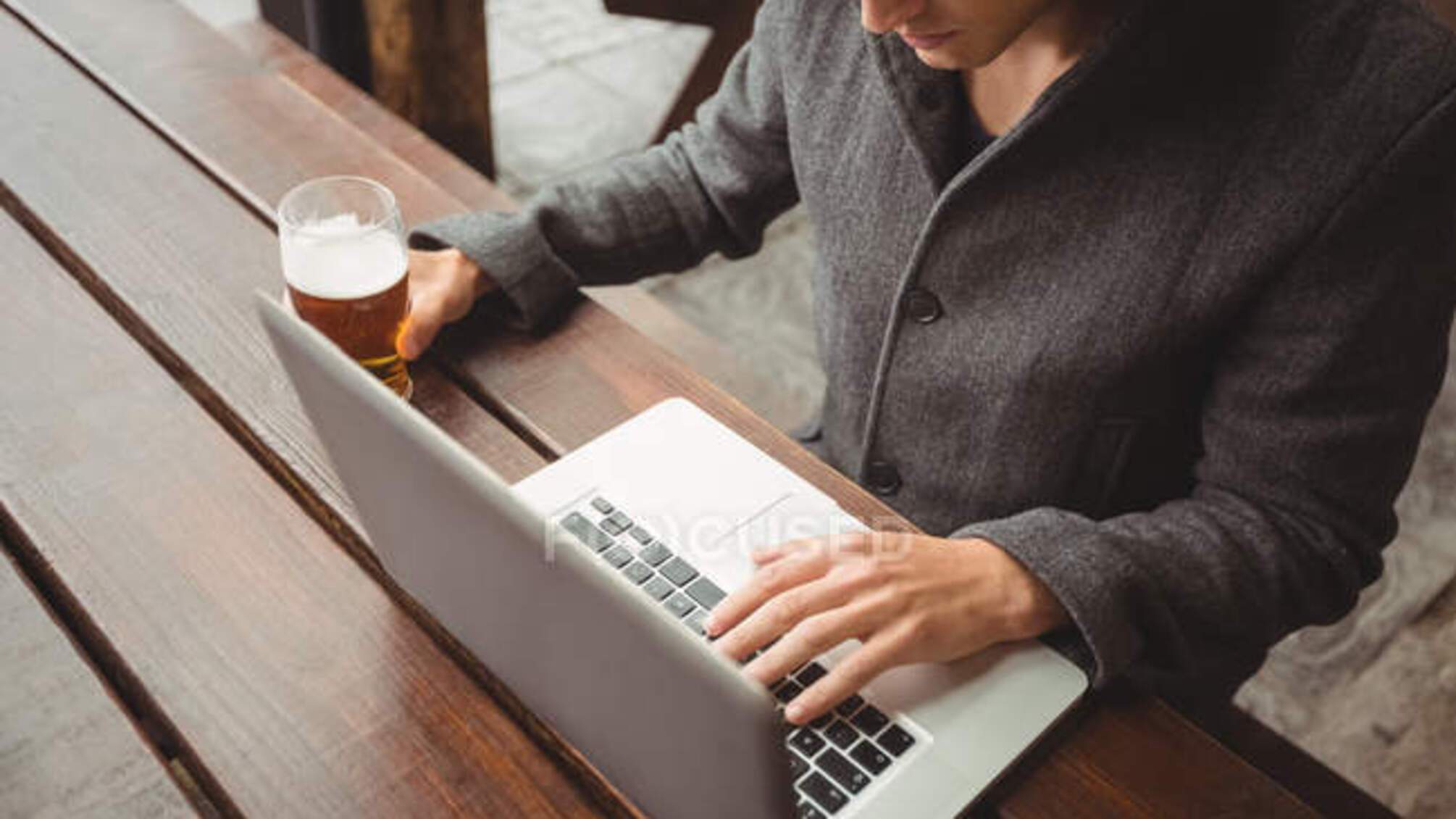 бокал пива на работе