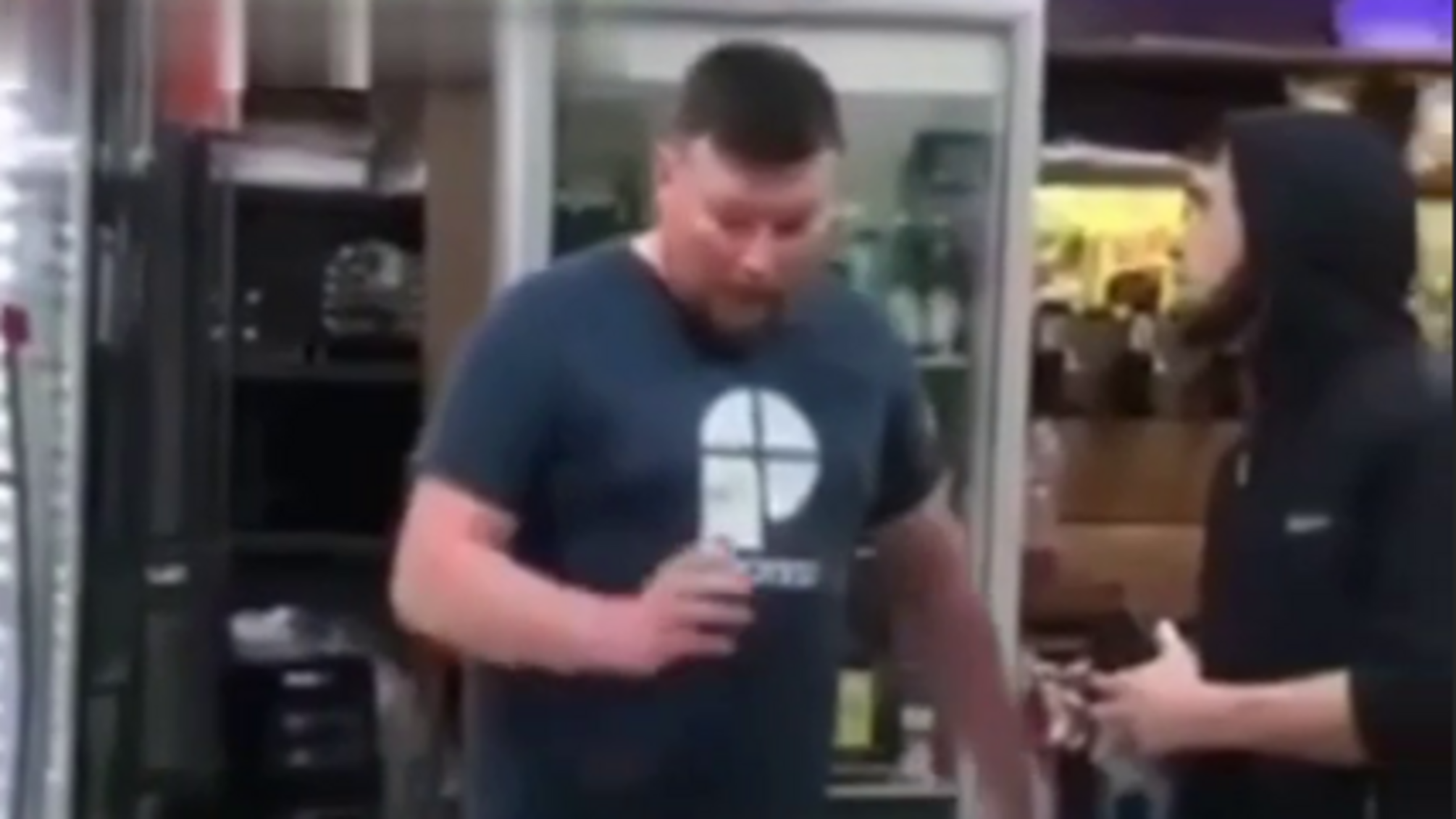 'Слава Україні': п‘яний чеченець взявся повчати росіян у магазині рф (відео)