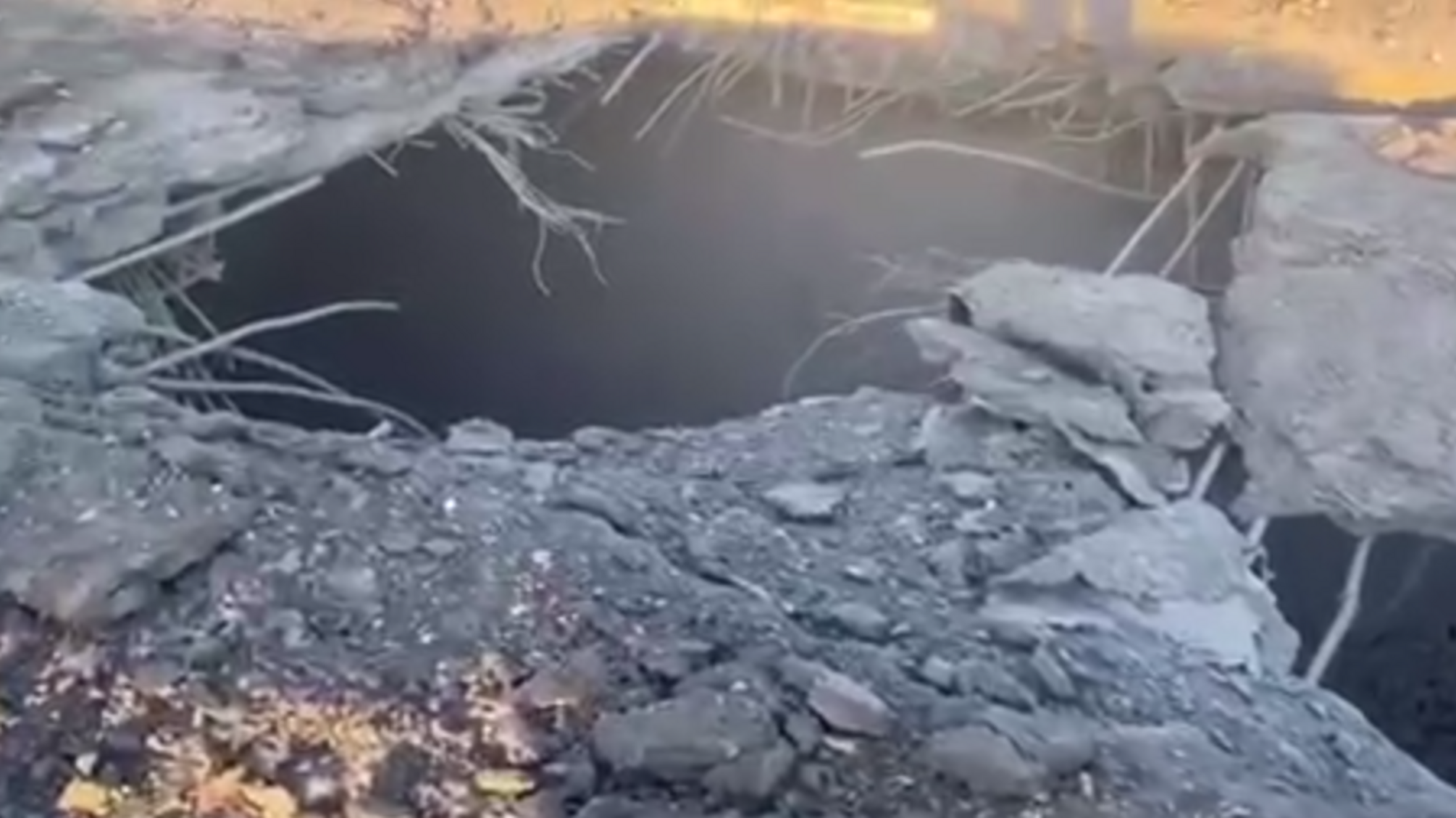 Непридатний для їзди: з‘явилося перше відео наслідків ударів по Антонівському мосту