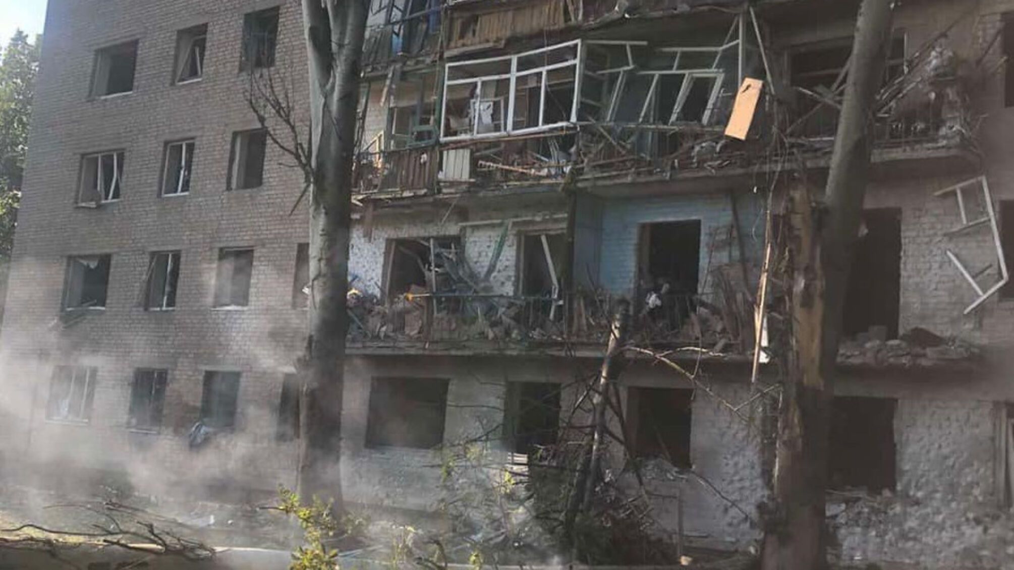 Окупанти вдарили ракетами по багатоповерхівці на Донеччині, є жертви