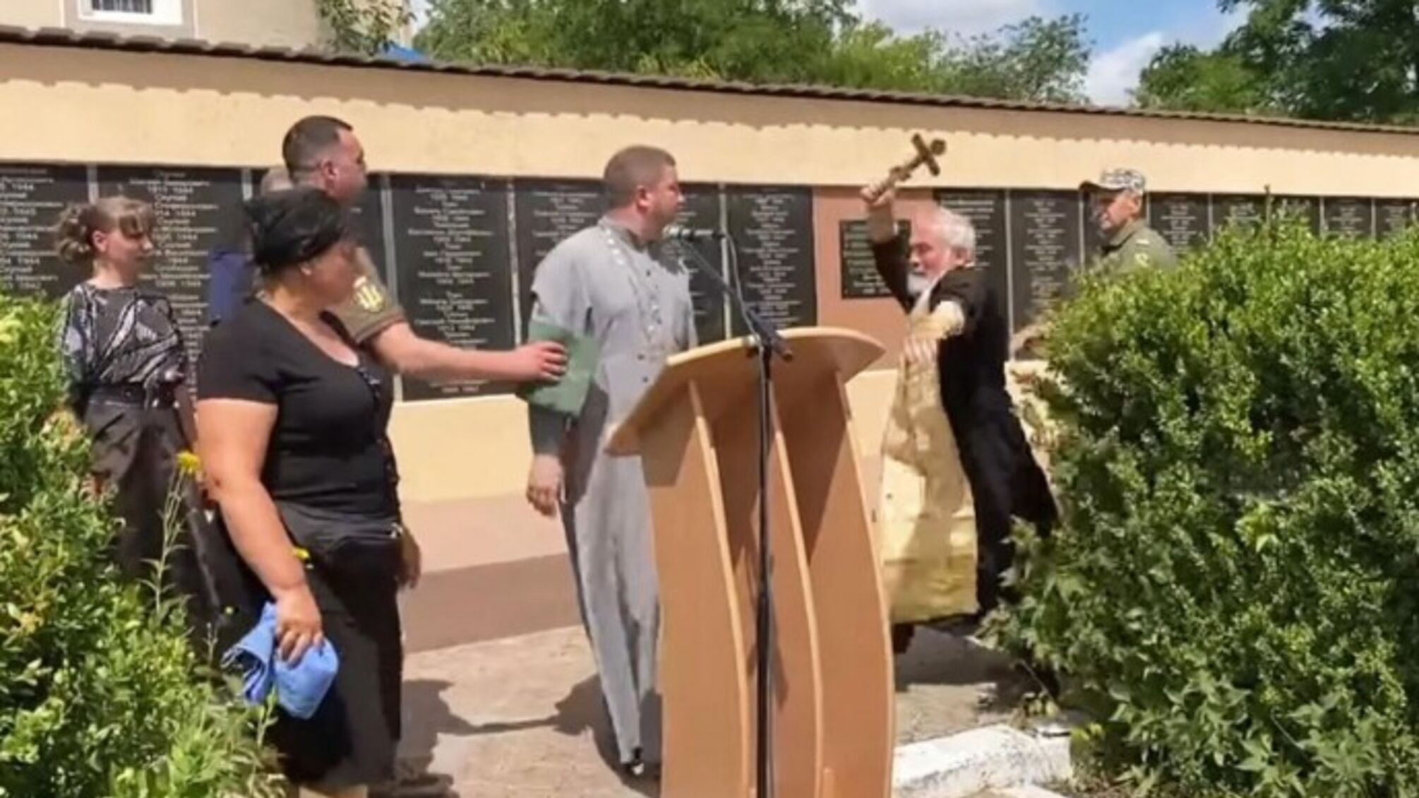 На Вінничині священник Московського патріархату побив хрестом отця ПЦУ (відео)