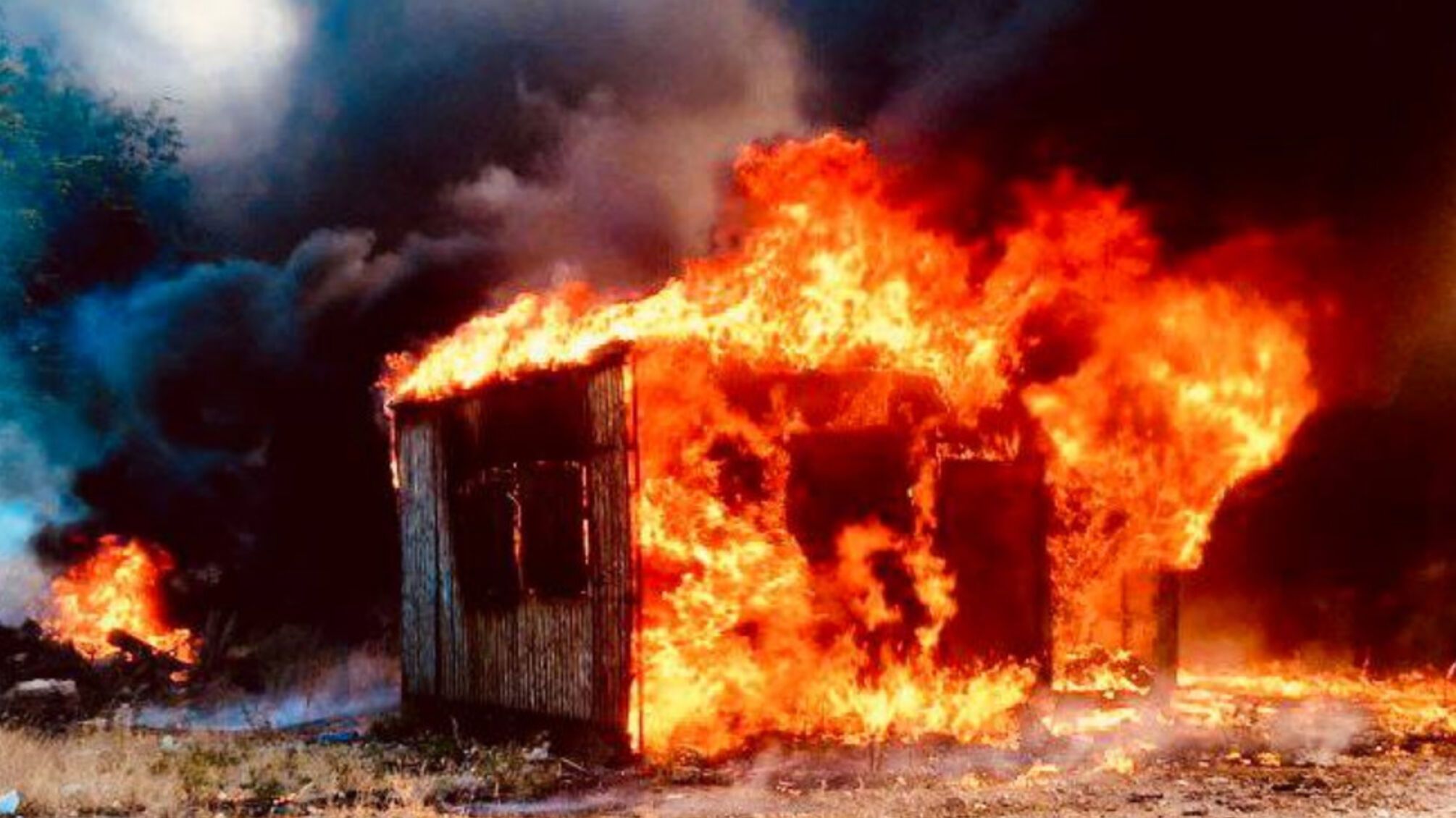 В оккупированном Мариуполе сгорел вражеский склад с ворованным имуществом горожан (фото)