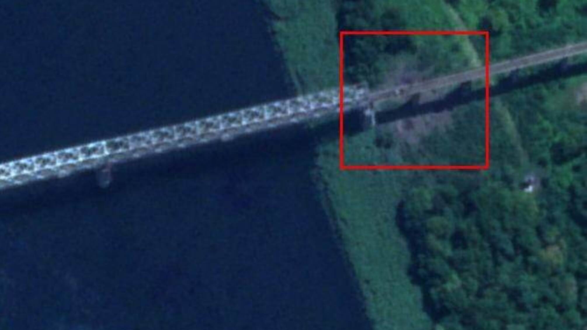 ВСУ уничтожили еще один мост, по которому россияне доставляли технику под Херсон.