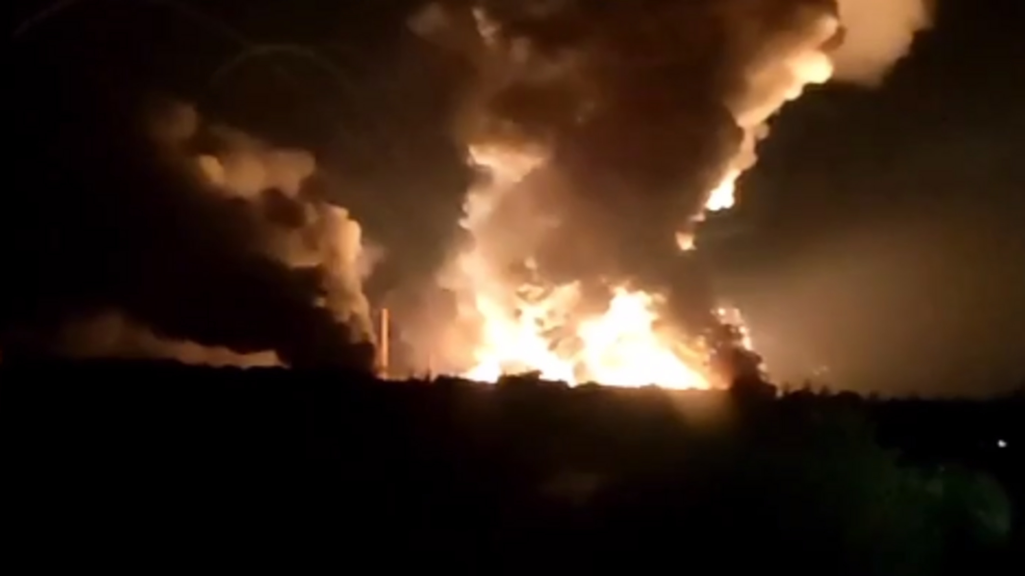 В окупованому Сніжному вибухнув склад боєприпасів росіян: ЗСУ показали наслідки (відео)