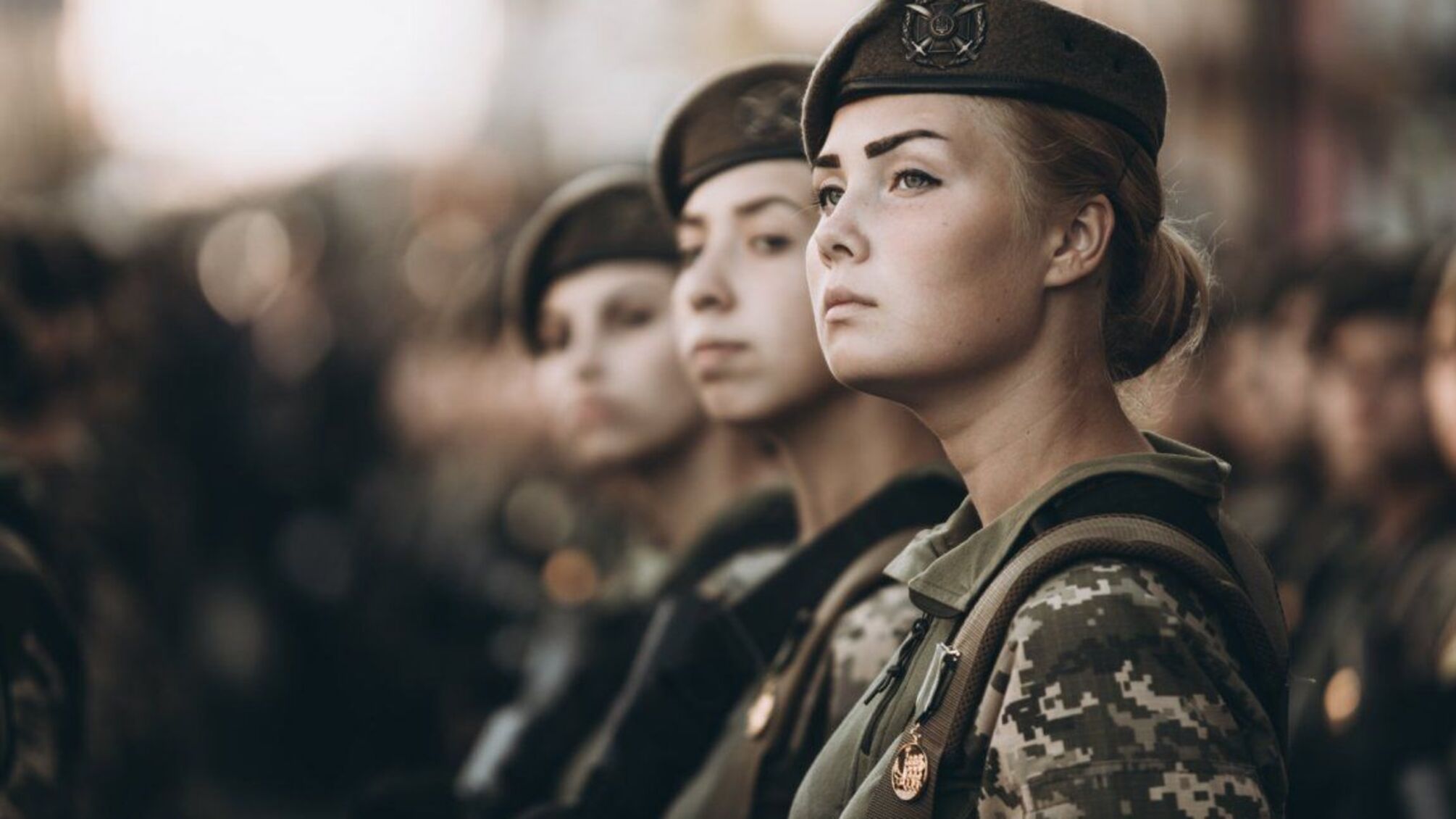 жінки служать військові