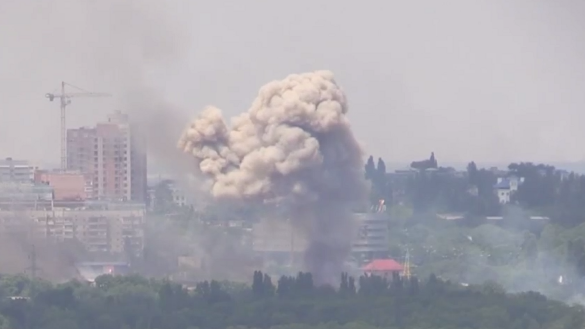 Ні КАМАЗів, ні боєприпасів: у Донецьку масштабна пожежа – детонує російський склад БК (відео)