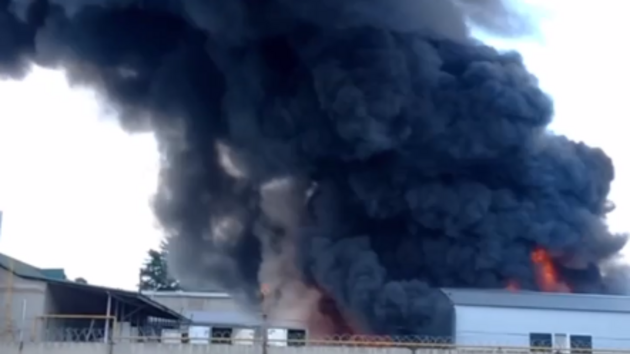 'Хлопки' в Херсоні: в районі вокзалу – сильна пожежа, горять боєприпаси окупантів (відео)