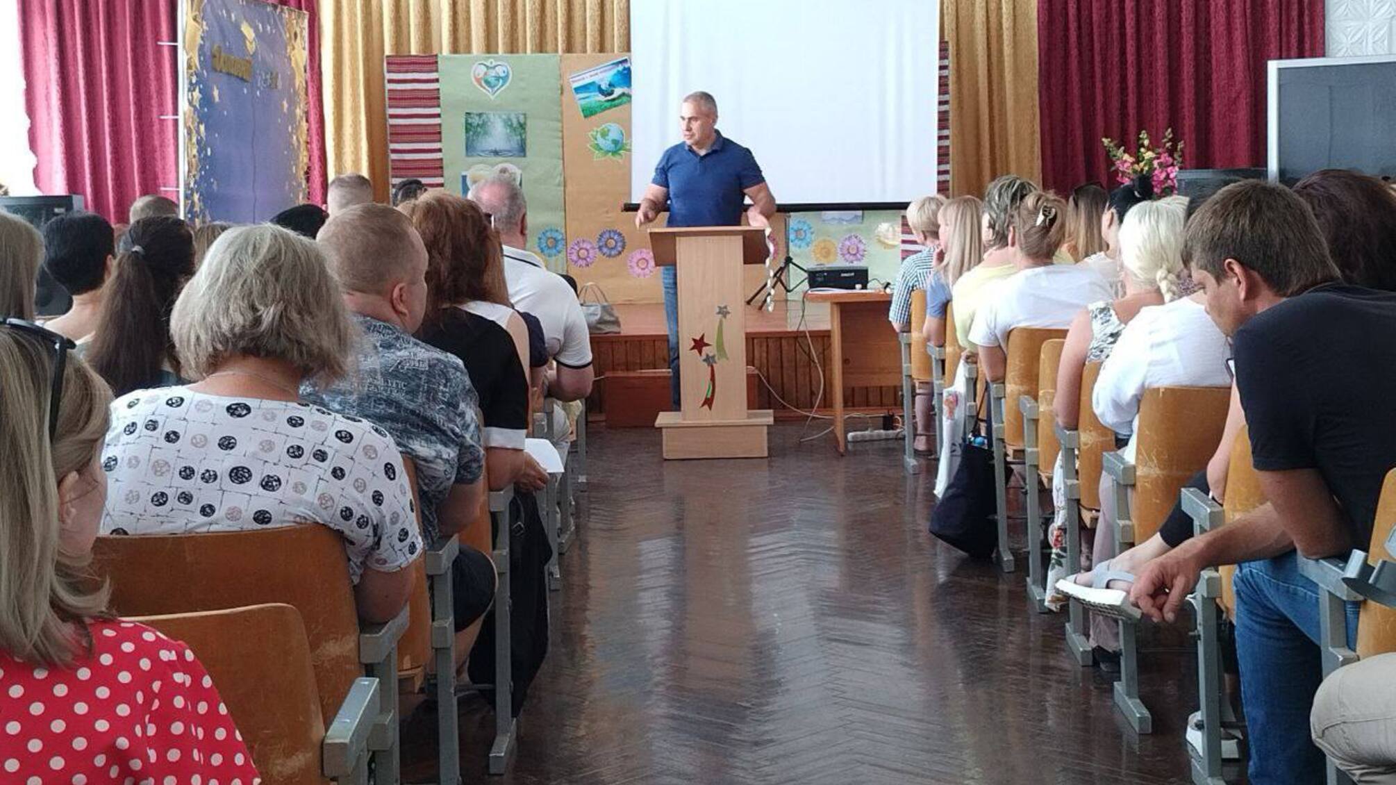 'Братських могил нікому не треба': на Дніпропетровщині виступають проти очного навчання у школах