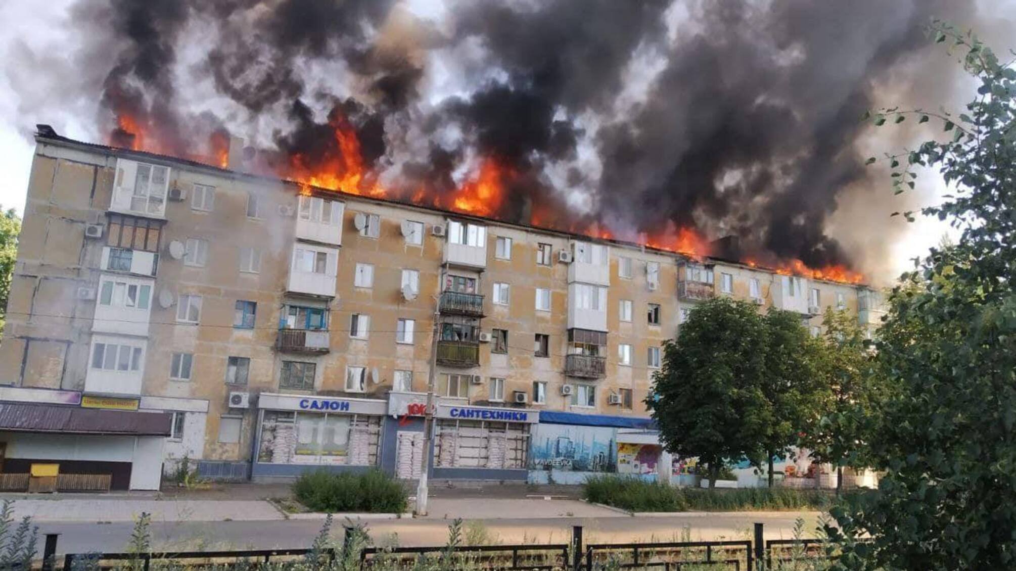 Ситуация в Авдеевке: враг ударил по больнице, жилью, горит пожар – прогноз Кириленка и эксперта
