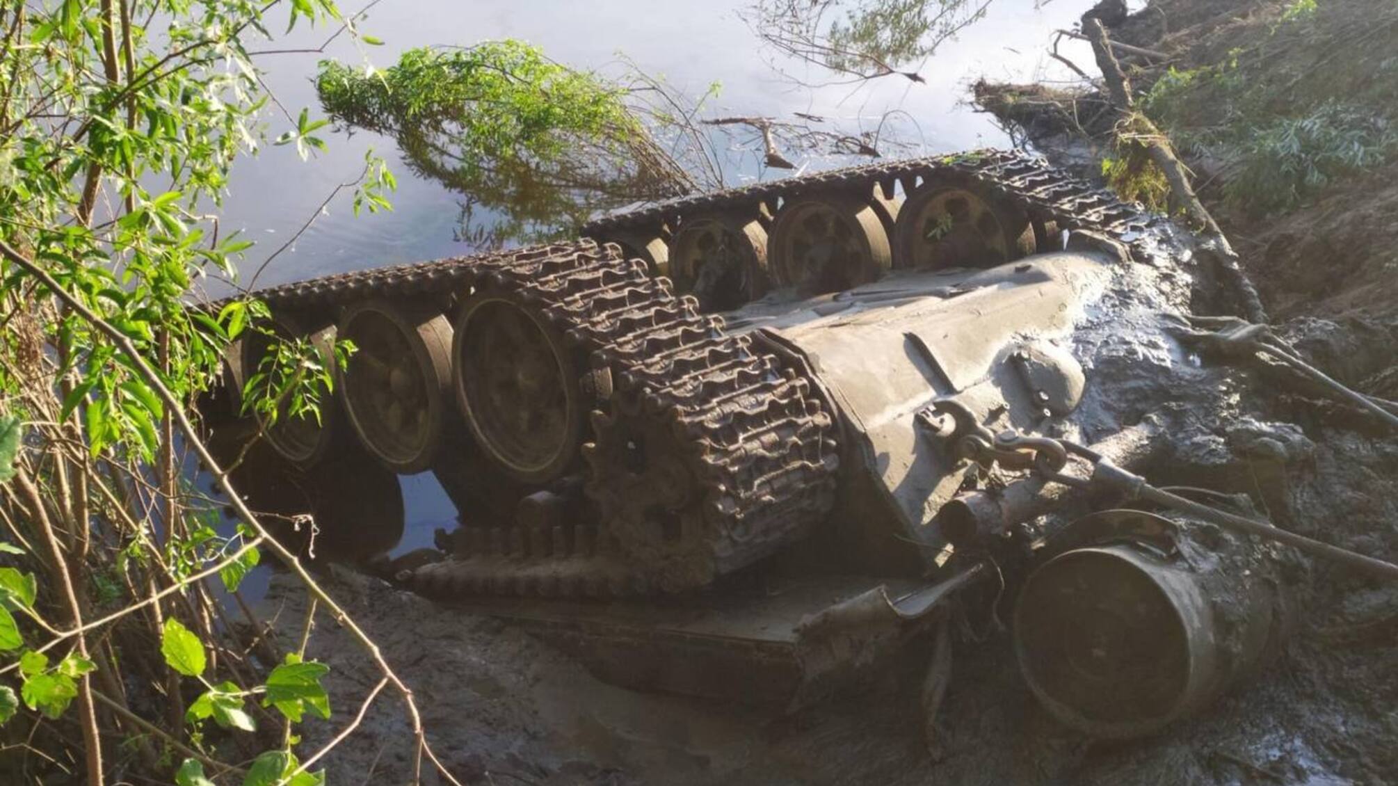 Пять оккупантов и два танка вытащили из реки на Черниговщине (фото)