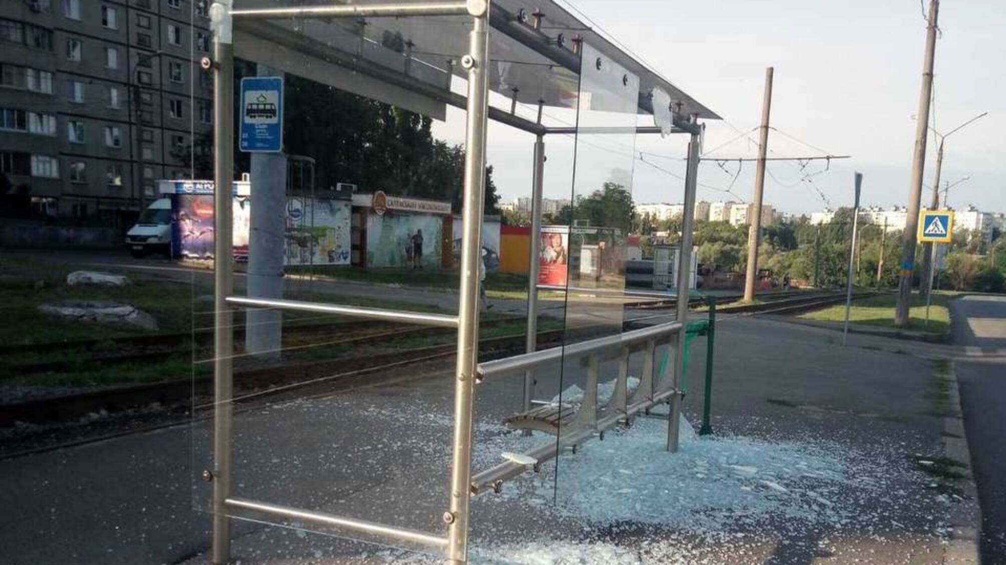 В Харькове - слышали взрывы: россияне обстреляли остановку общественного транспорта, есть раненный