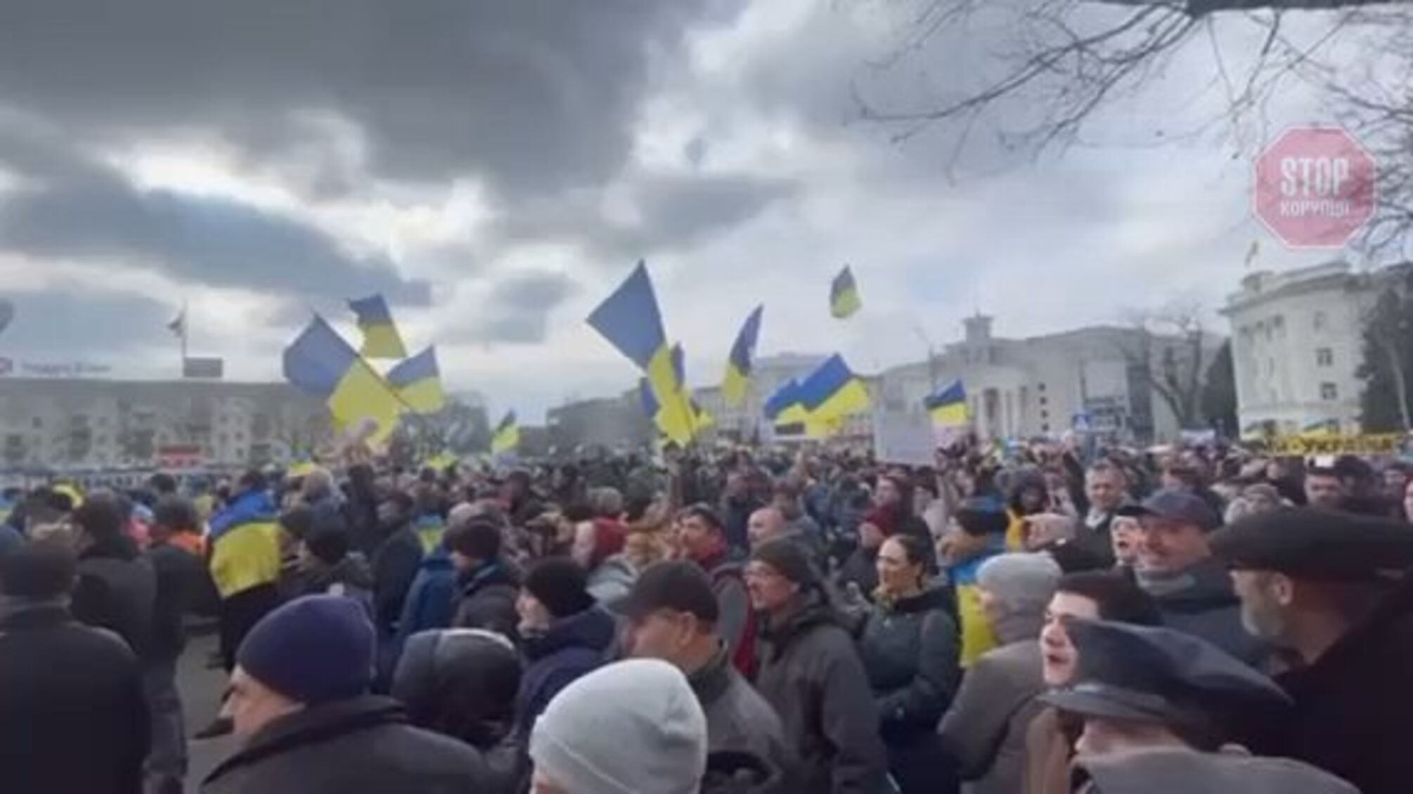 На центральній площі Херсона українці вийшли на мітинг проти окупантів Фото: скріншот