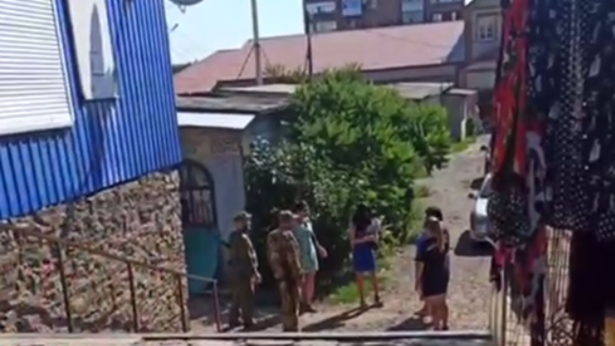В 'ЛНР' женщины отбивают у русских карателей своих мужчин, которых забирают на войну (видео)