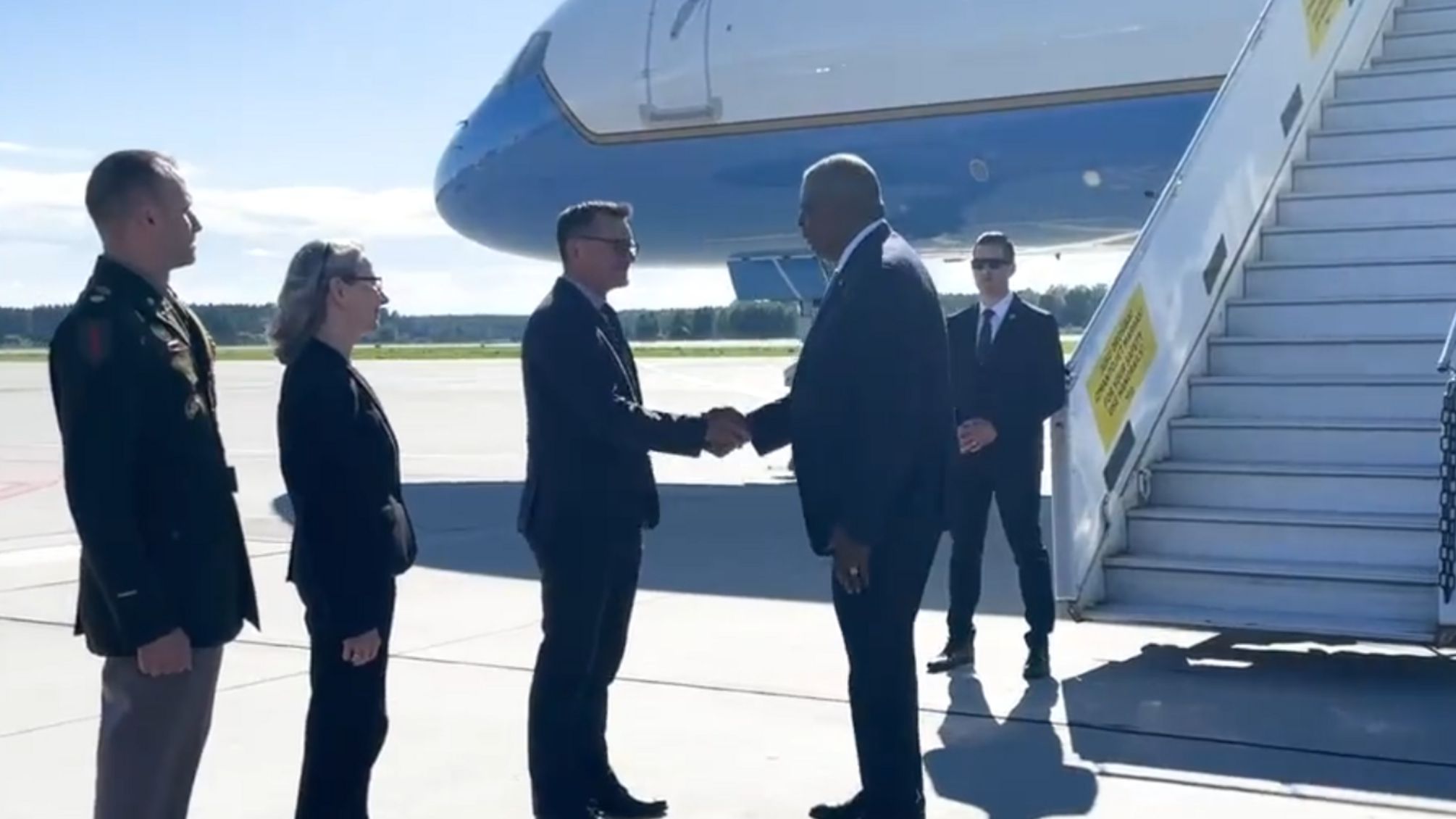 Обговорюватимуть допомогу Україні: міністр оборони США прибув до Латвії