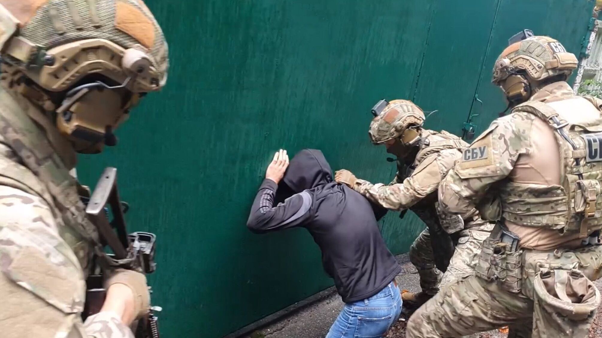 На Донеччині СБУ затримала агента рф, який коригував удари по позиціях ЗСУ (відео)