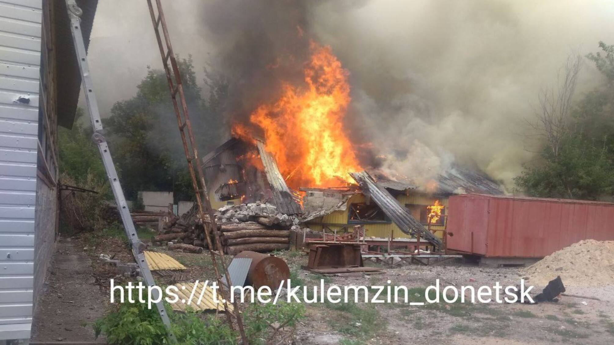 У Донецьку 'приліт': палають склади (фото, відео)