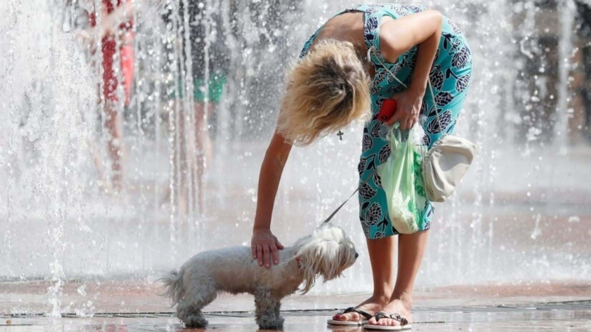 фонтан жінка собака