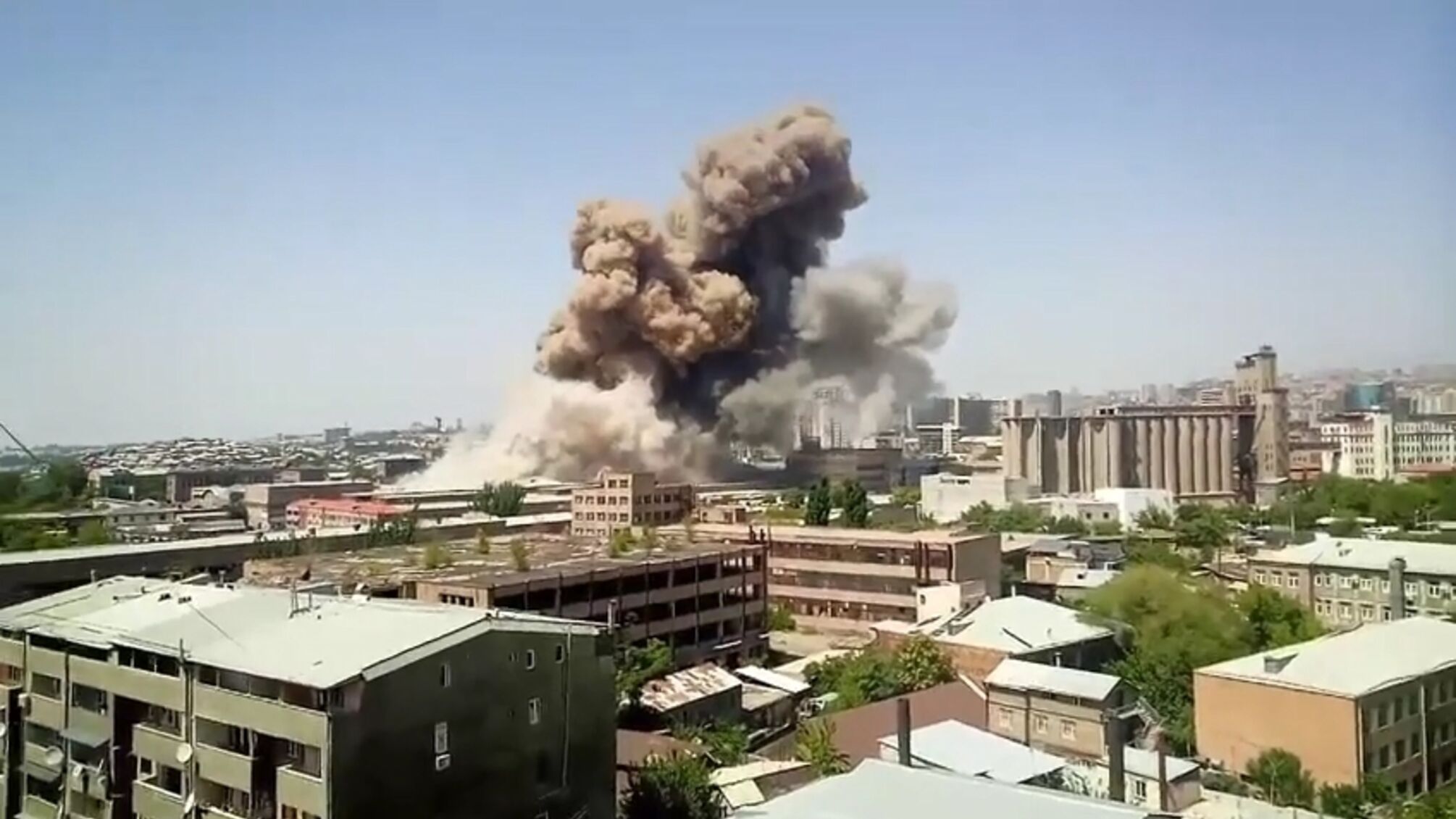 У Єревані в торговому центрі прогримів потужний вибух, є жертви (відео)