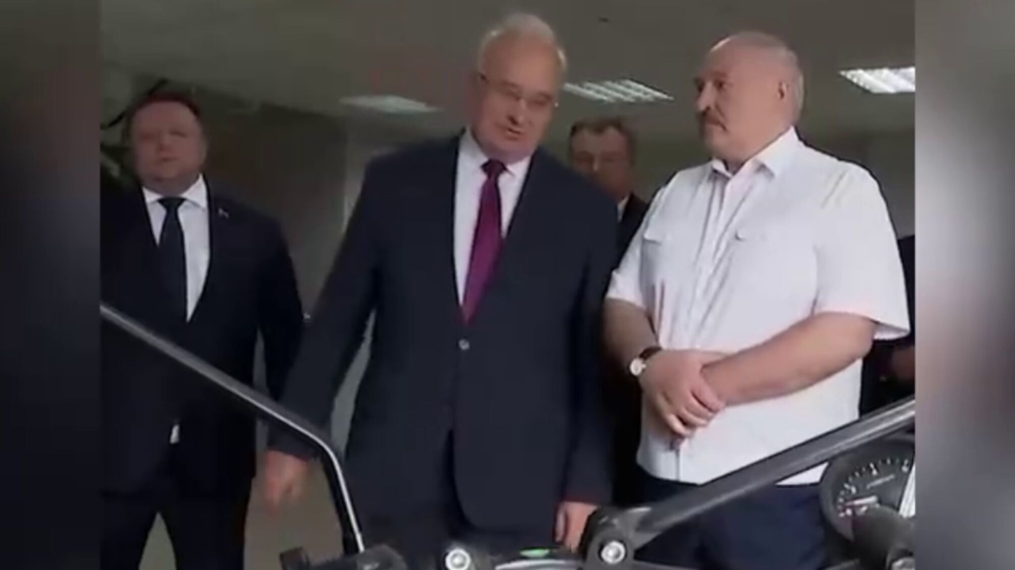 Бацька на заводі: Лукашенко 'вражений' новим мотоциклом 'Мінськ' в якому немає жодної білоруської деталі (відео)