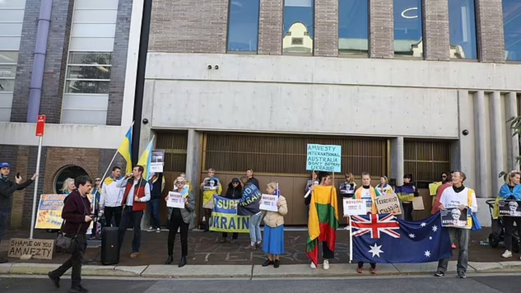 люди протест Amnesty International