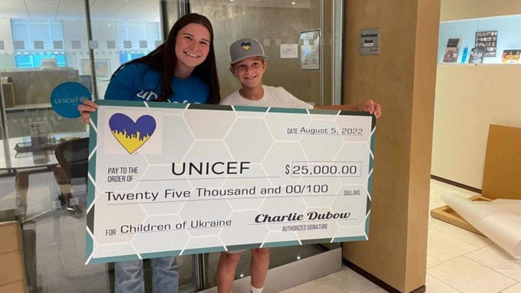 11 річний Чарлі зібрав кошти для українських дітей