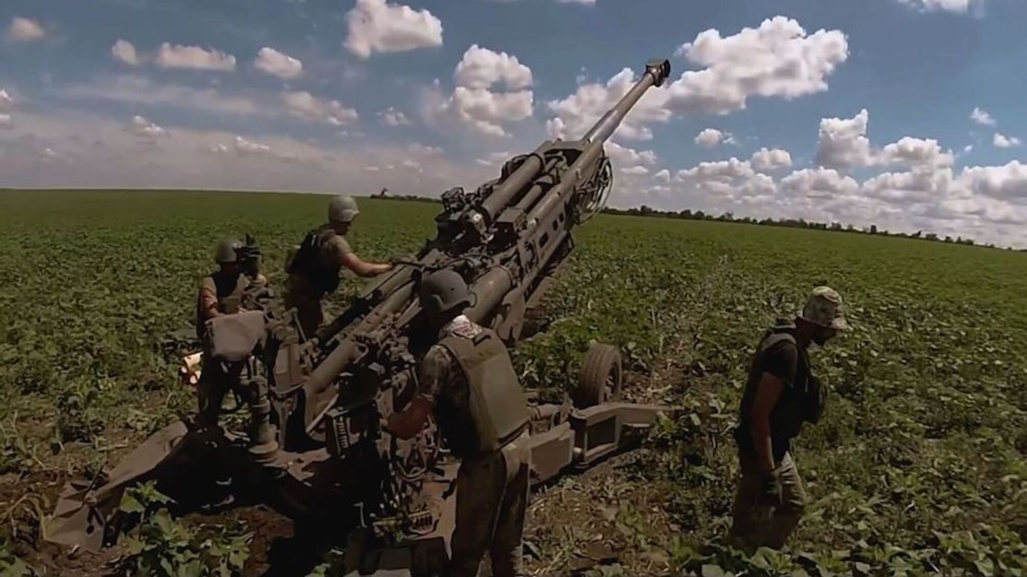 Украинские бойцы показали точную работу британских М777 (видео)