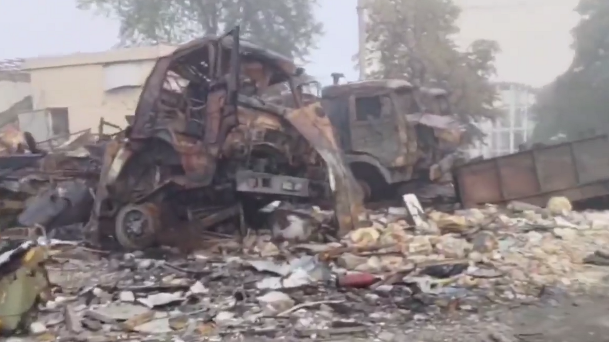 У Новій Каховці база окупантів перетворилась на згарище: ЗСУ вдарили по техніці й казармам (відео)
