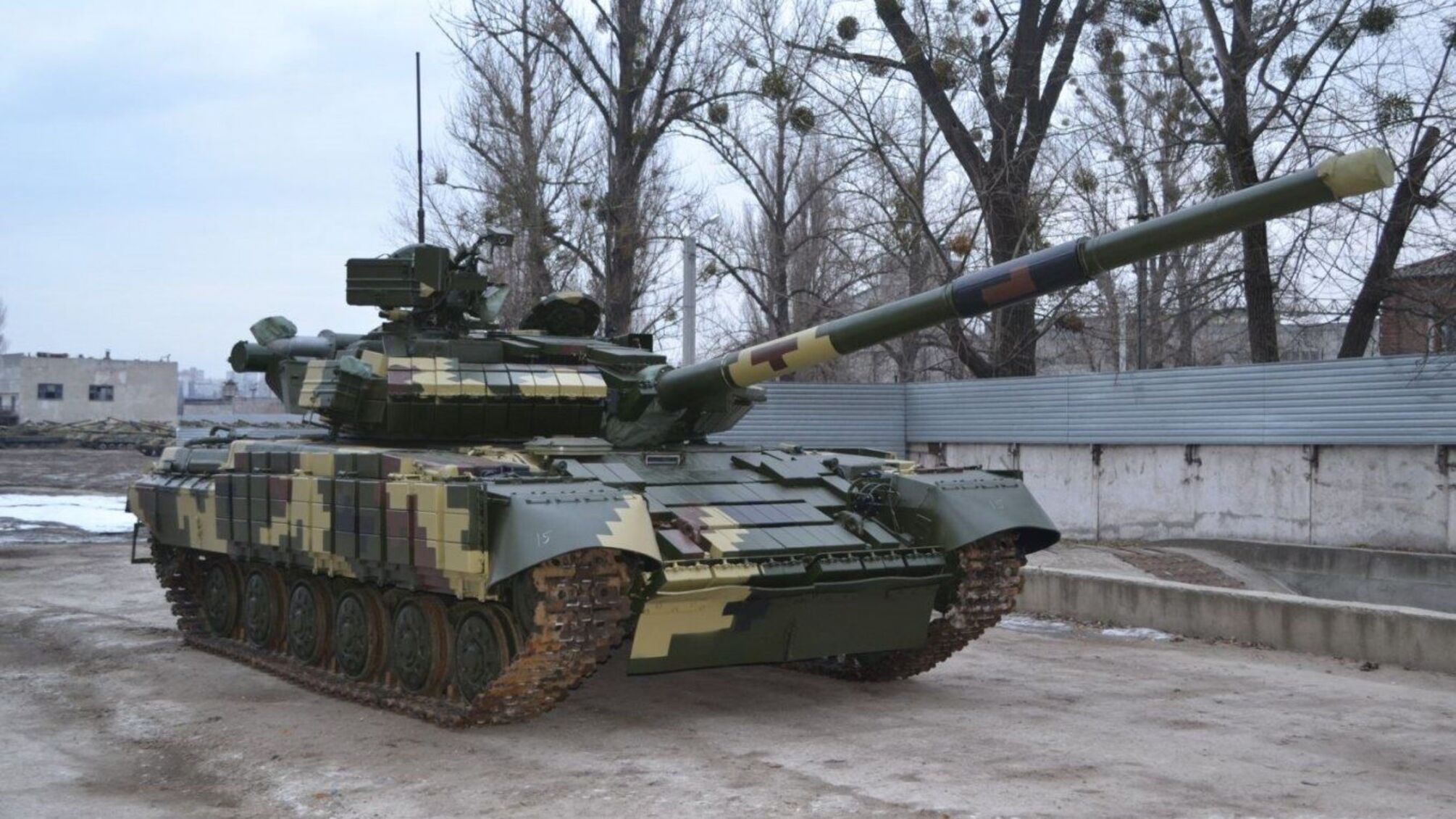 Украинский танк Т-64БМ 'Булат' уничтожил зенитку армии рф: россияне бежали и прятались, но неудачно (видео)