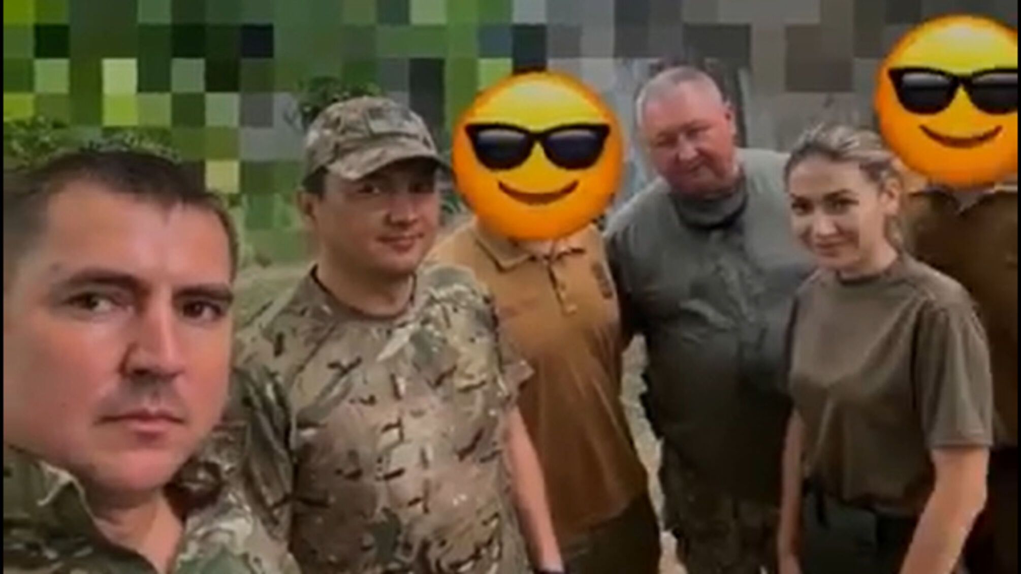 Ким и Марченко обедают с военными