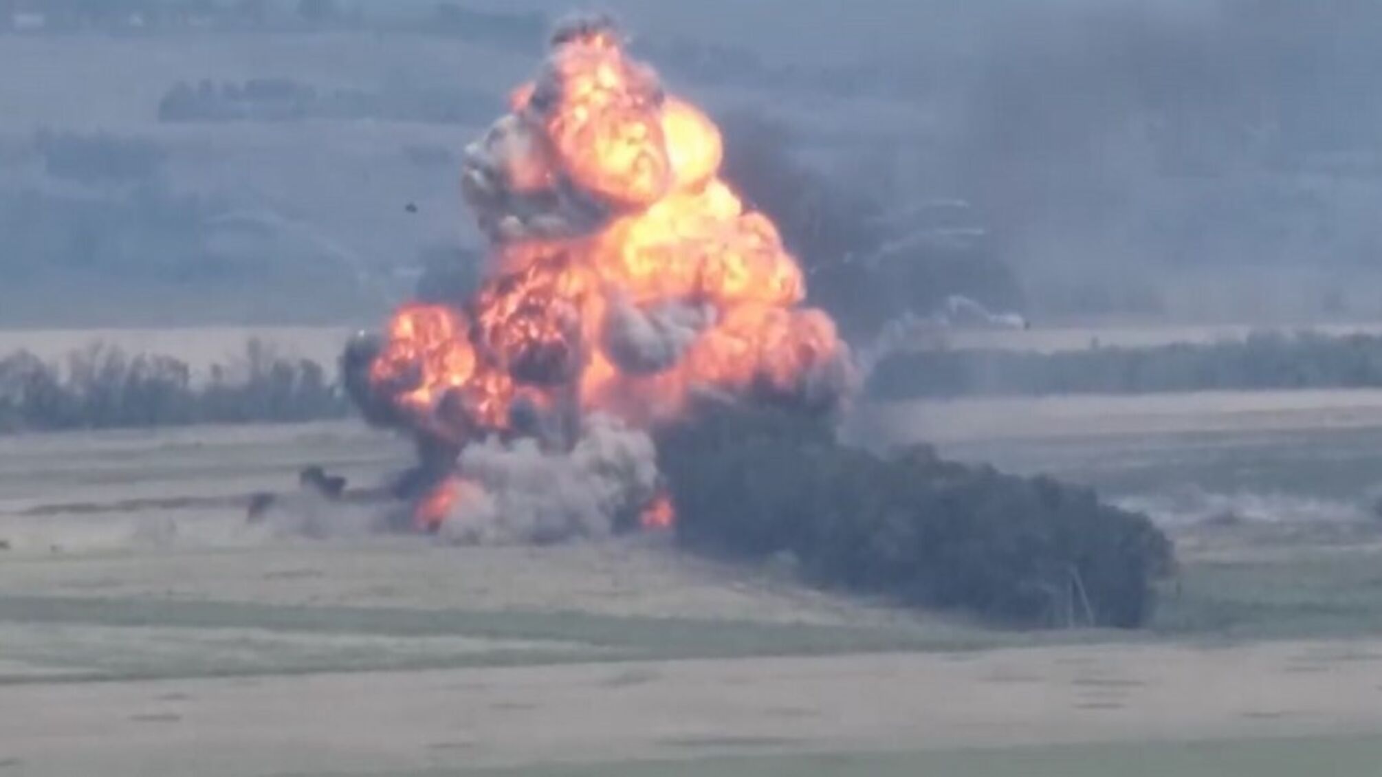 Фейерверк от ВСУ: защитники зрелищно уничтожили танк оккупантов на Харьковщине (видео)