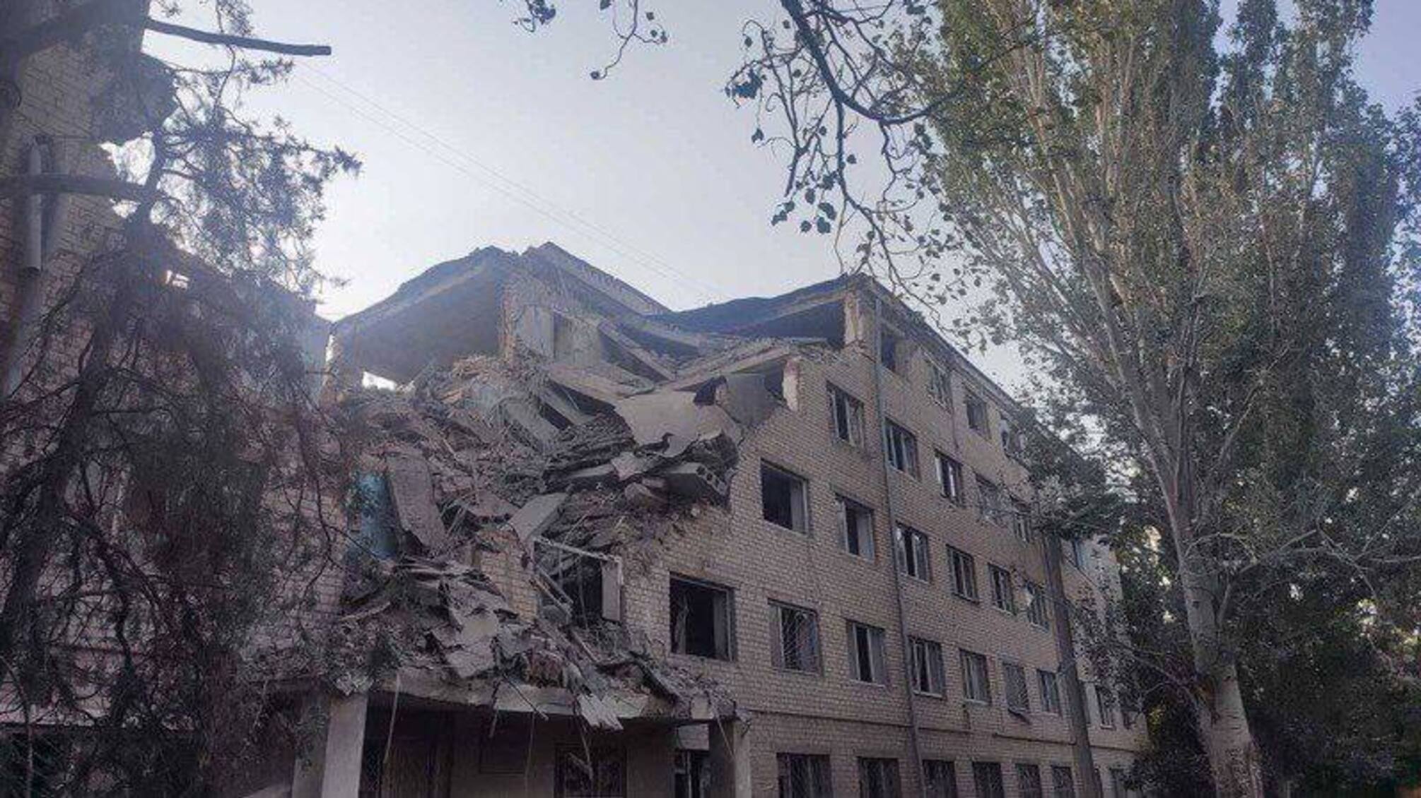 Ракетний удар по Миколаєву: зруйновано університетський гуртожиток, є поранені