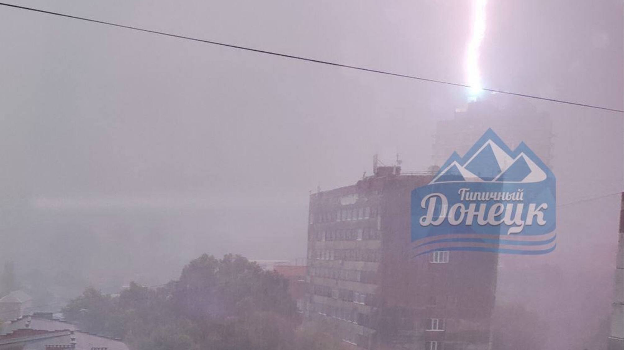 В окупованому Донецьку блискавка влучила в житловий будинок і телецентр