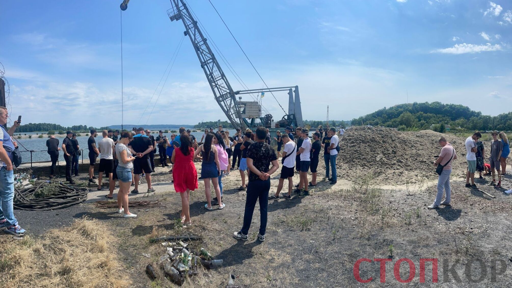 толпа у крана песок трипольская тес