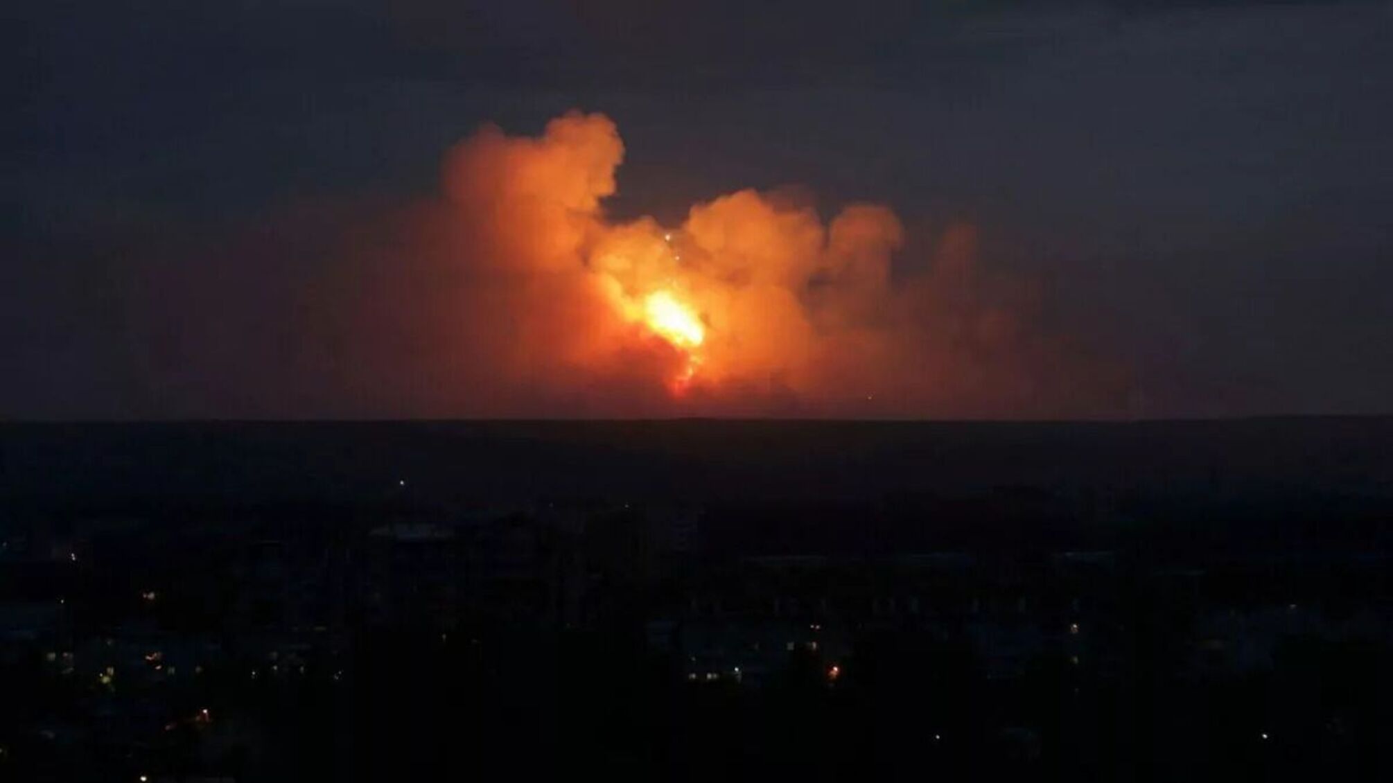 Мер Мелітополя повідомив про потужні вибухи в місті (відео)